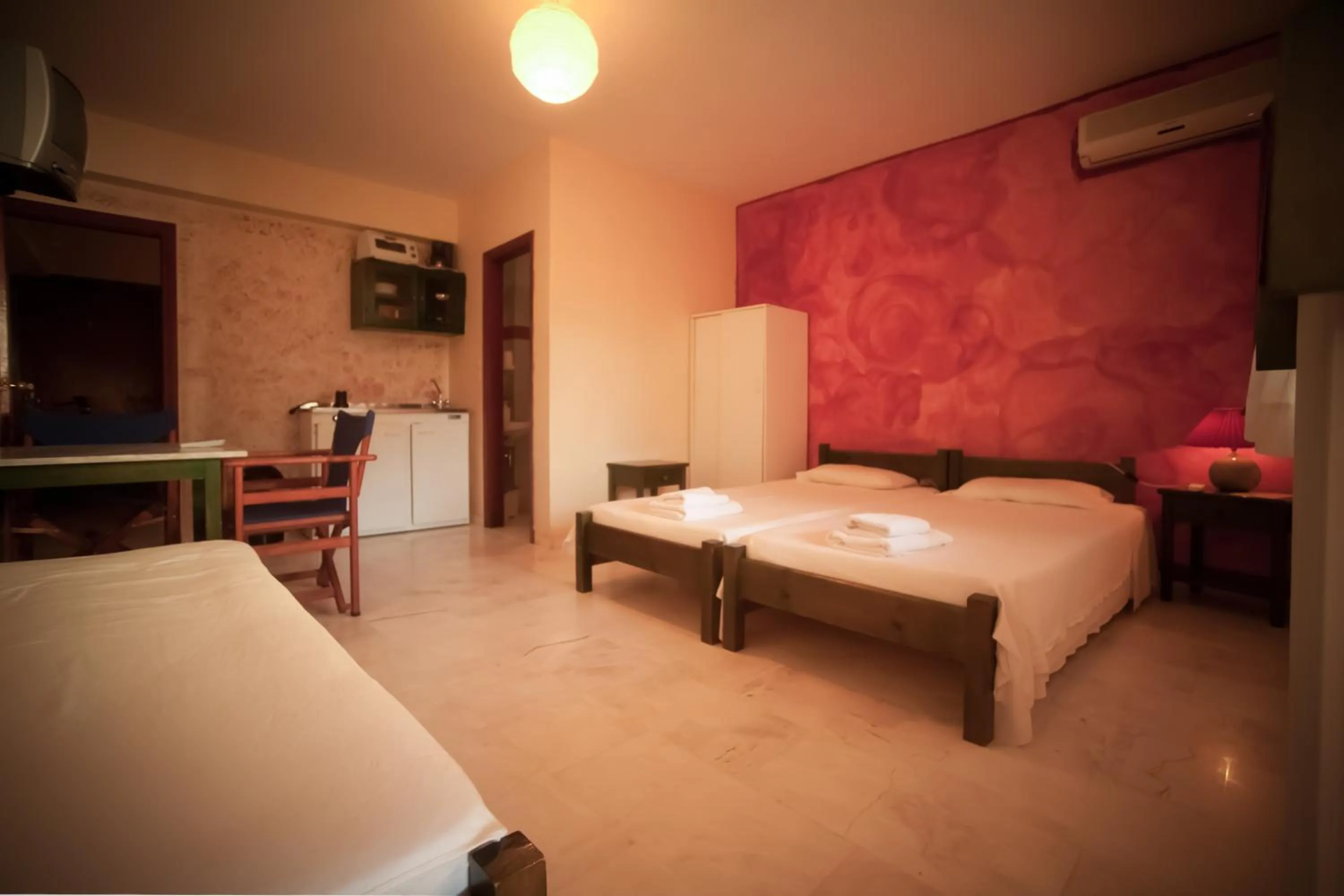 Photo of the whole room, Bed in Staggia Studios