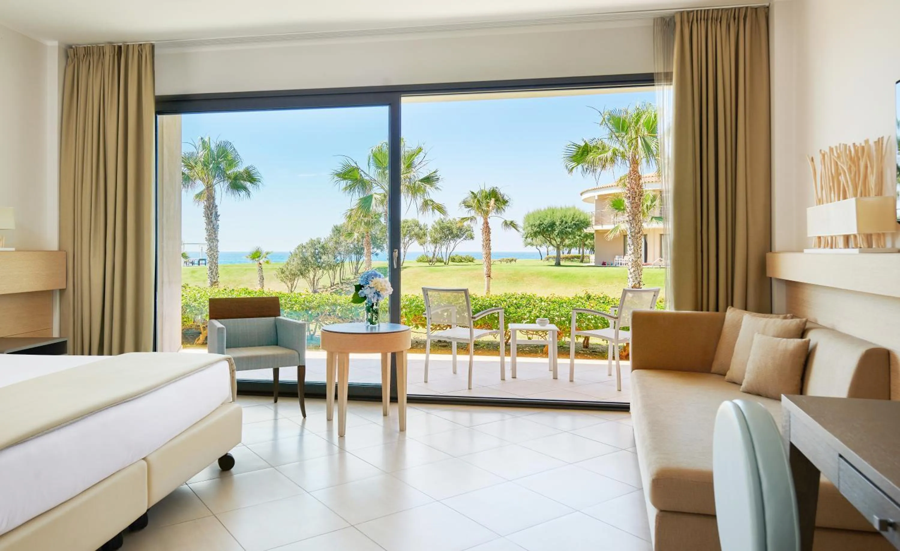 Balcony/Terrace, Bed in Capovaticano Resort Thalasso Spa