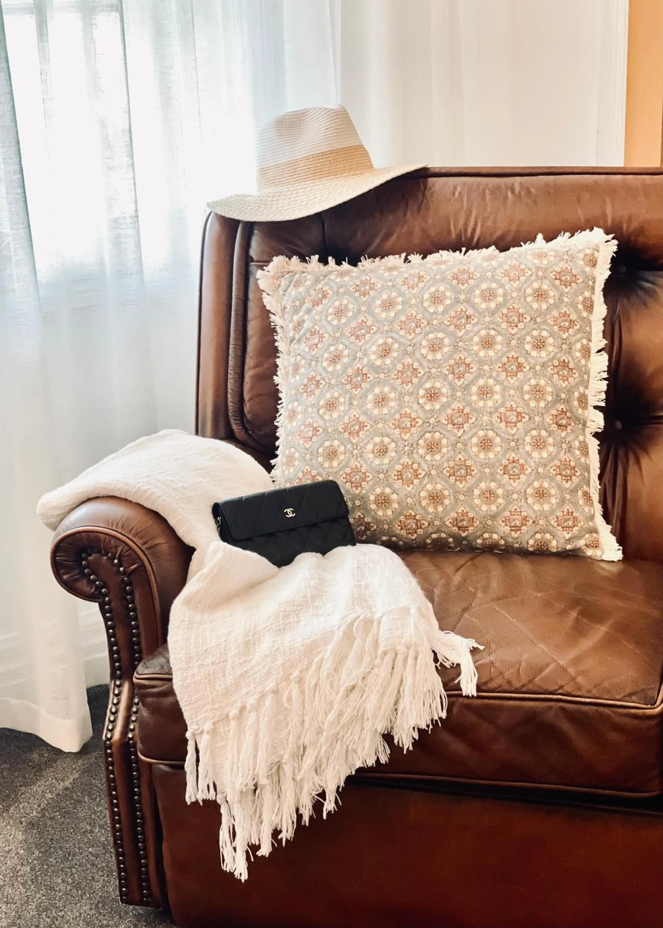 Living room in Edge17 Waterfront Apartment, plus Cottage with Garden View - Port Fairy