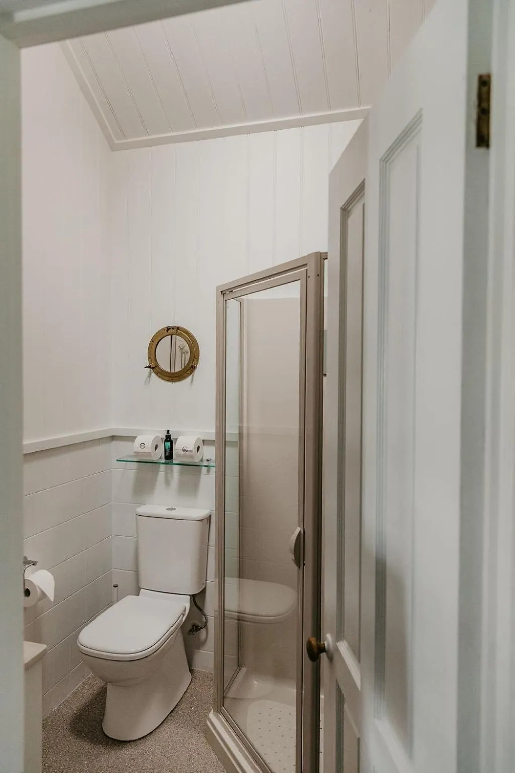 Bathroom in Edge17 Waterfront Apartment, plus Cottage with Garden View - Port Fairy