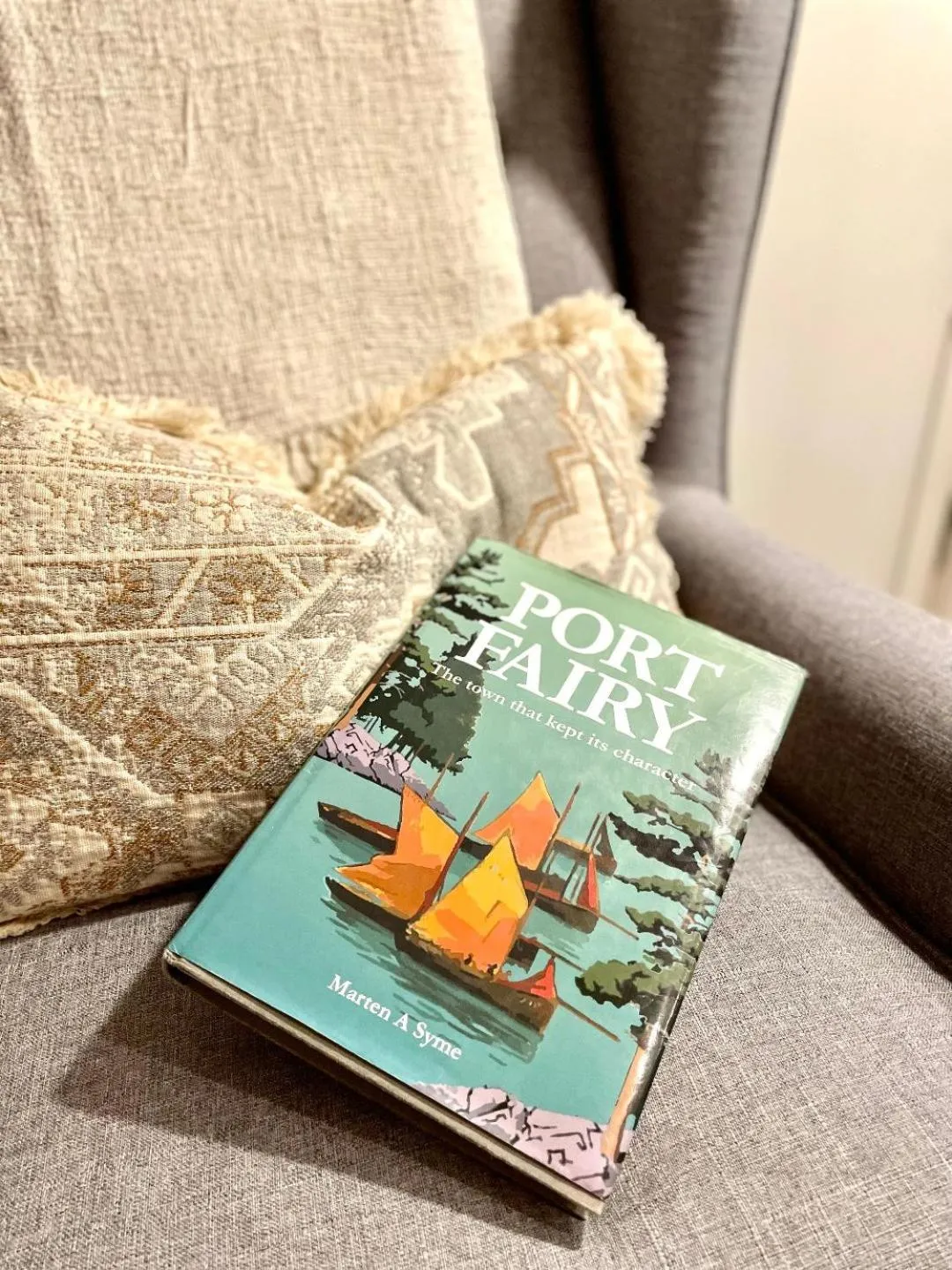 Living room in Edge17 Waterfront Apartment, plus Cottage with Garden View - Port Fairy