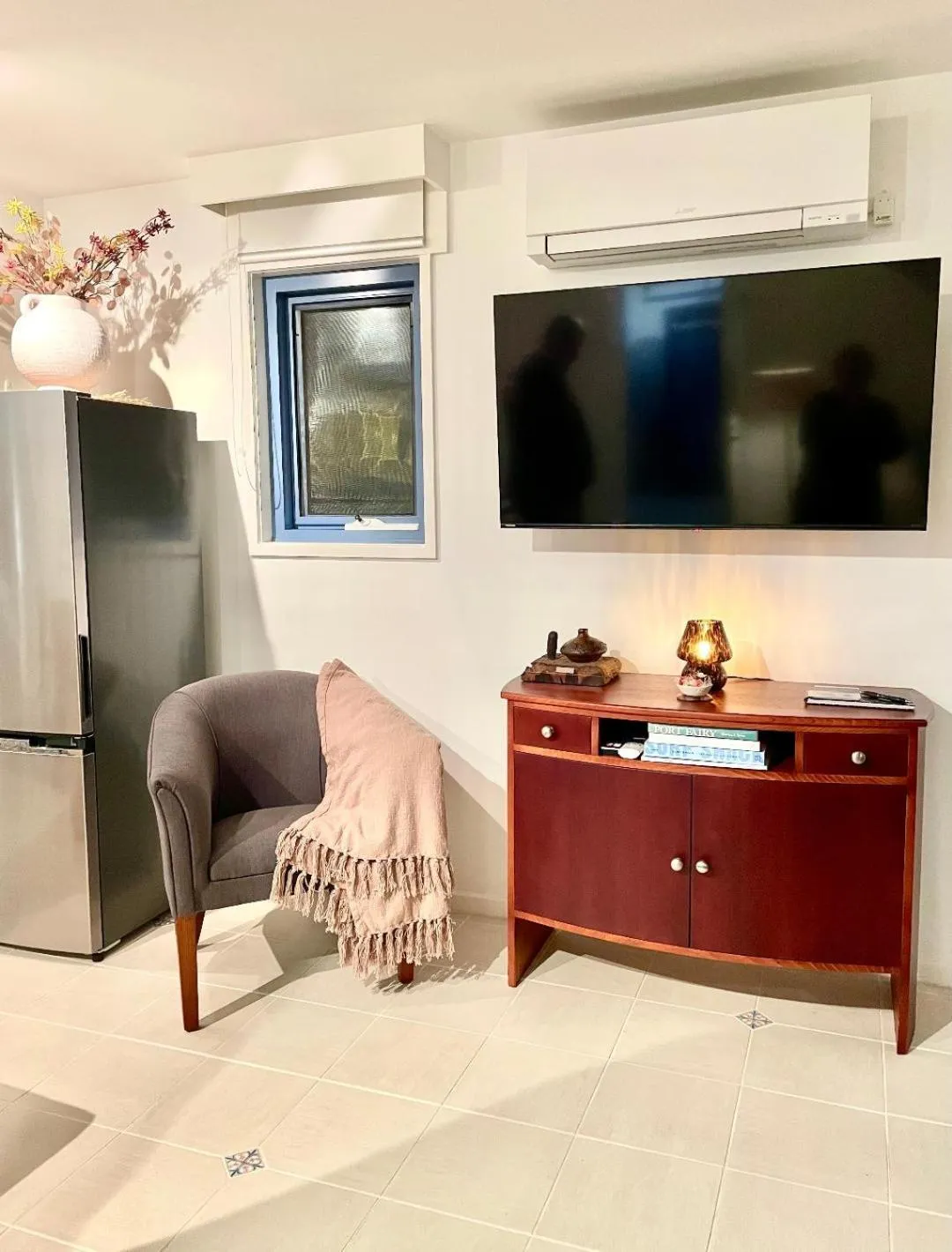 TV and multimedia in Edge17 Waterfront Apartment, plus Cottage with Garden View - Port Fairy