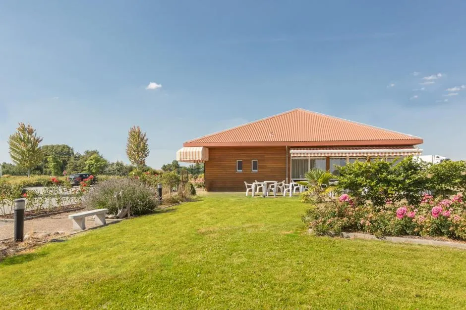 Facade/entrance in Pressoir Hôtel