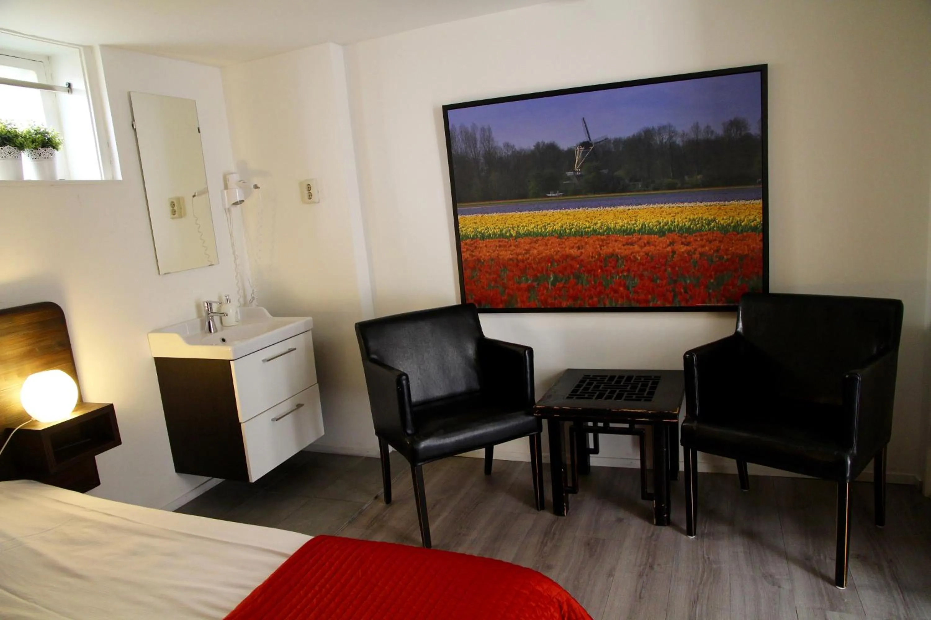 Seating area, Bed in budget rooms Doppenberg