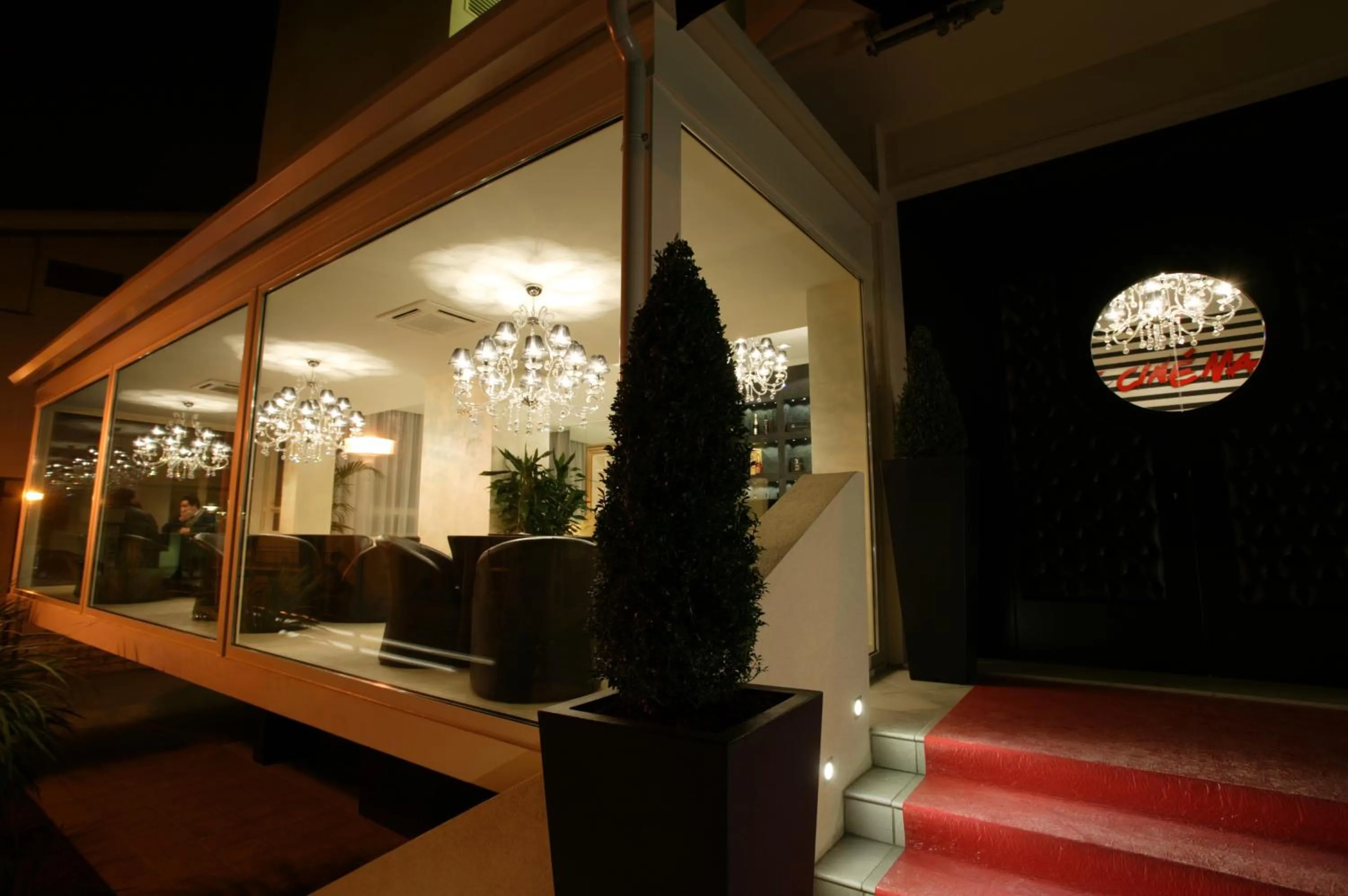 Facade/entrance in Hotel Le Cinéma