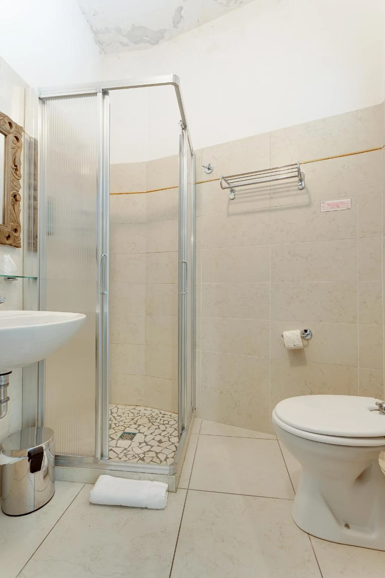 Shower in Hotel Le Cinéma