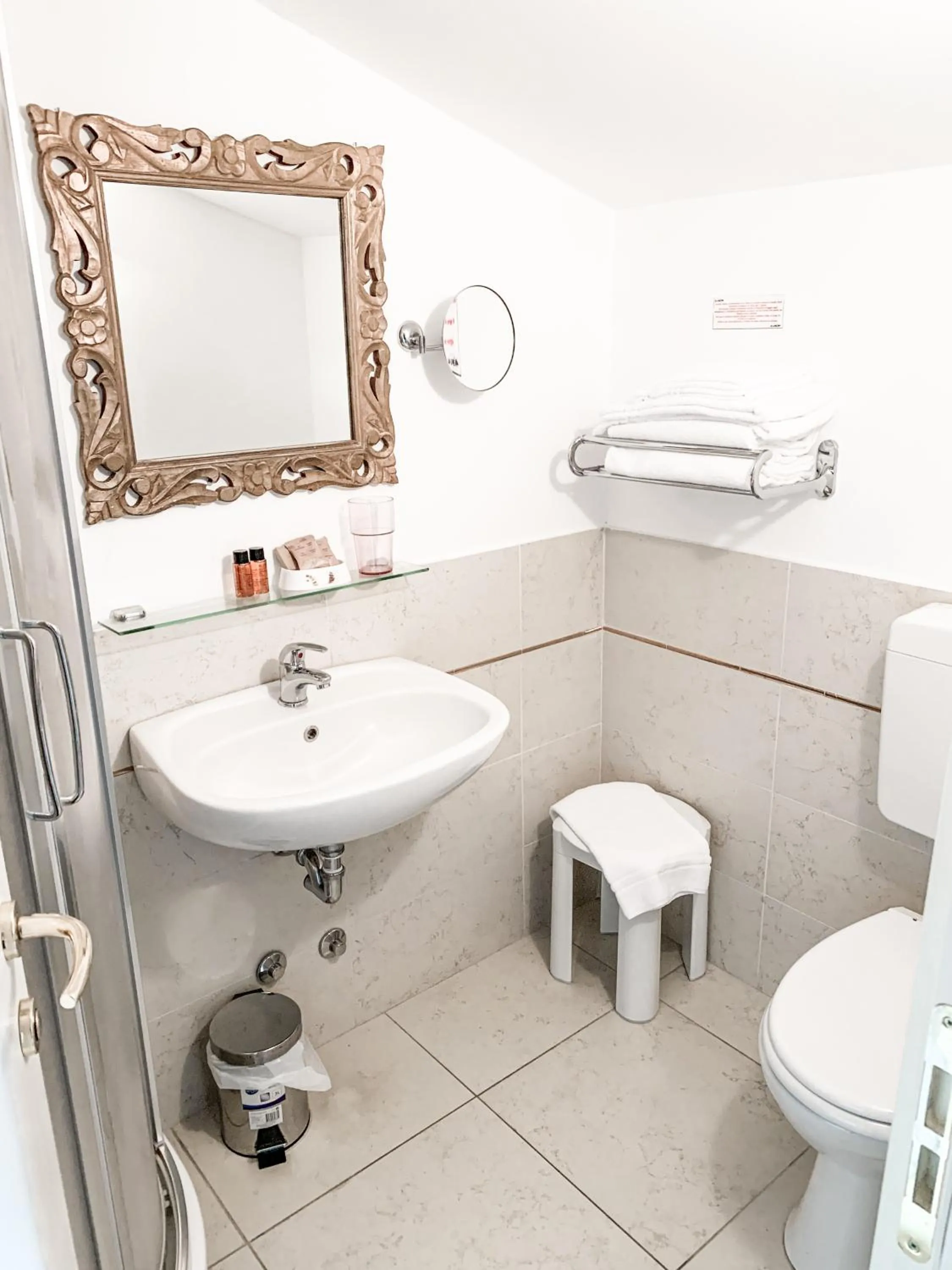 Toilet in Hotel Le Cinéma