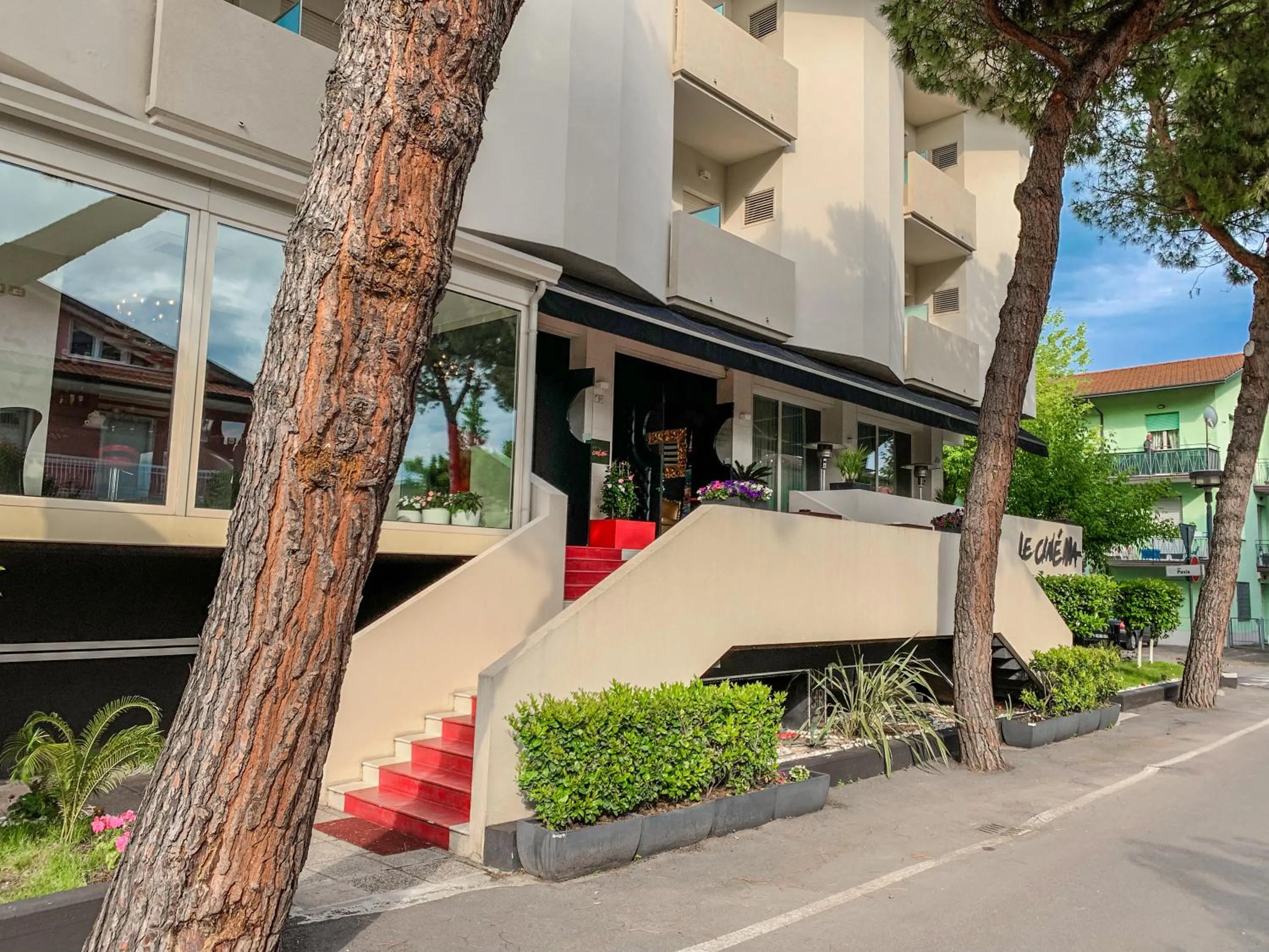 Facade/entrance in Hotel Le Cinéma