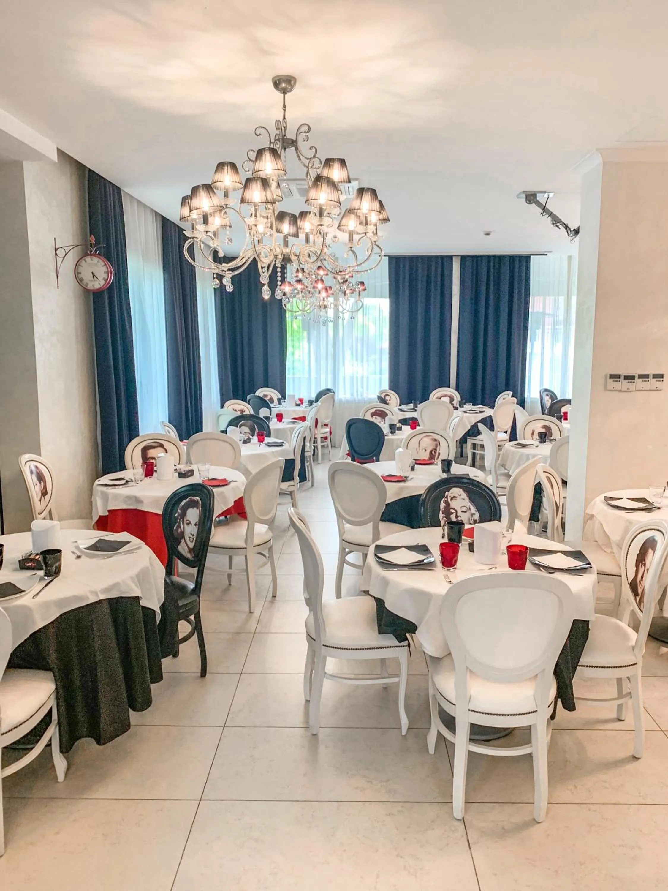 Restaurant/places to eat in Hotel Le Cinéma