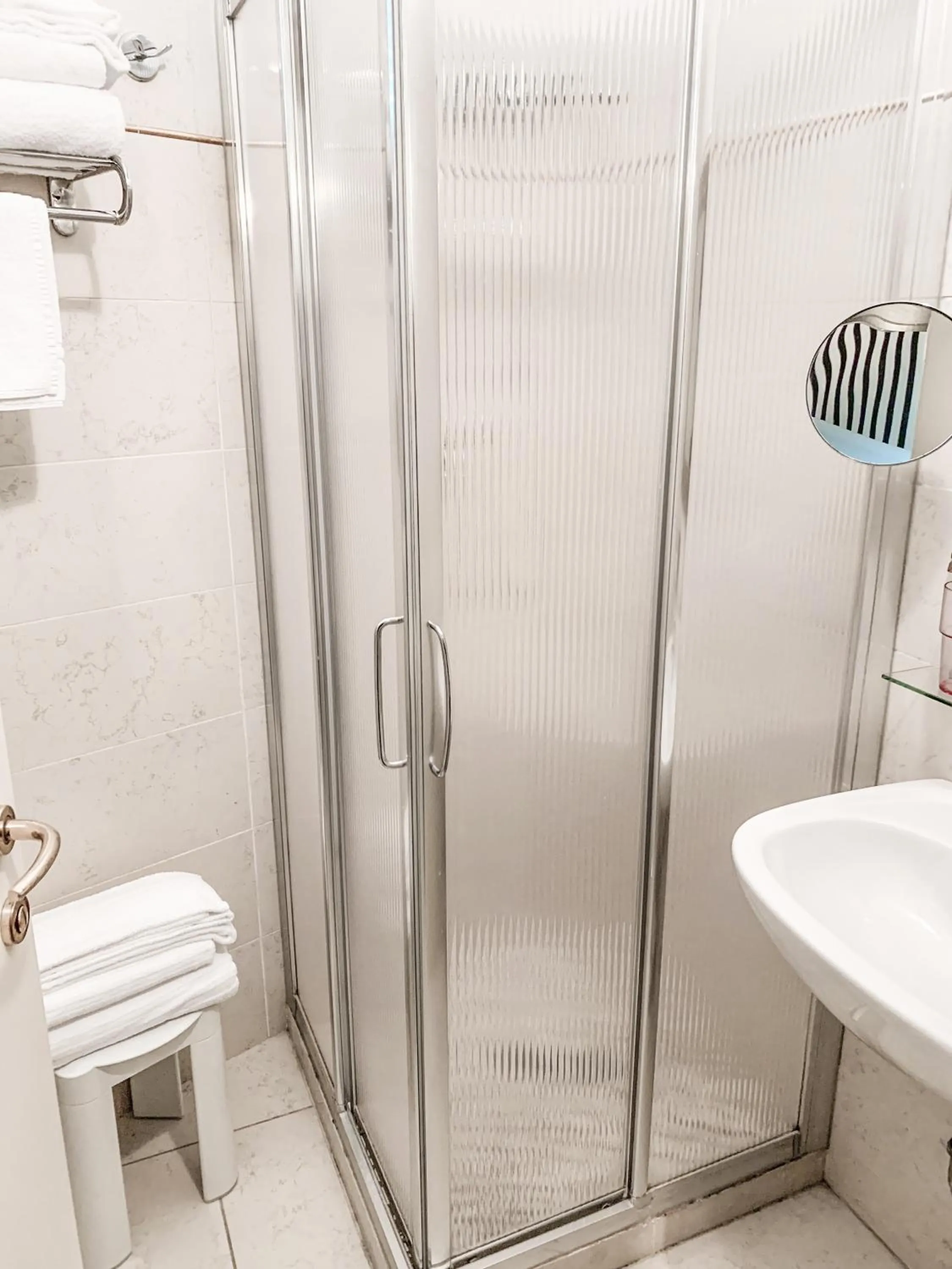 Shower in Hotel Le Cinéma