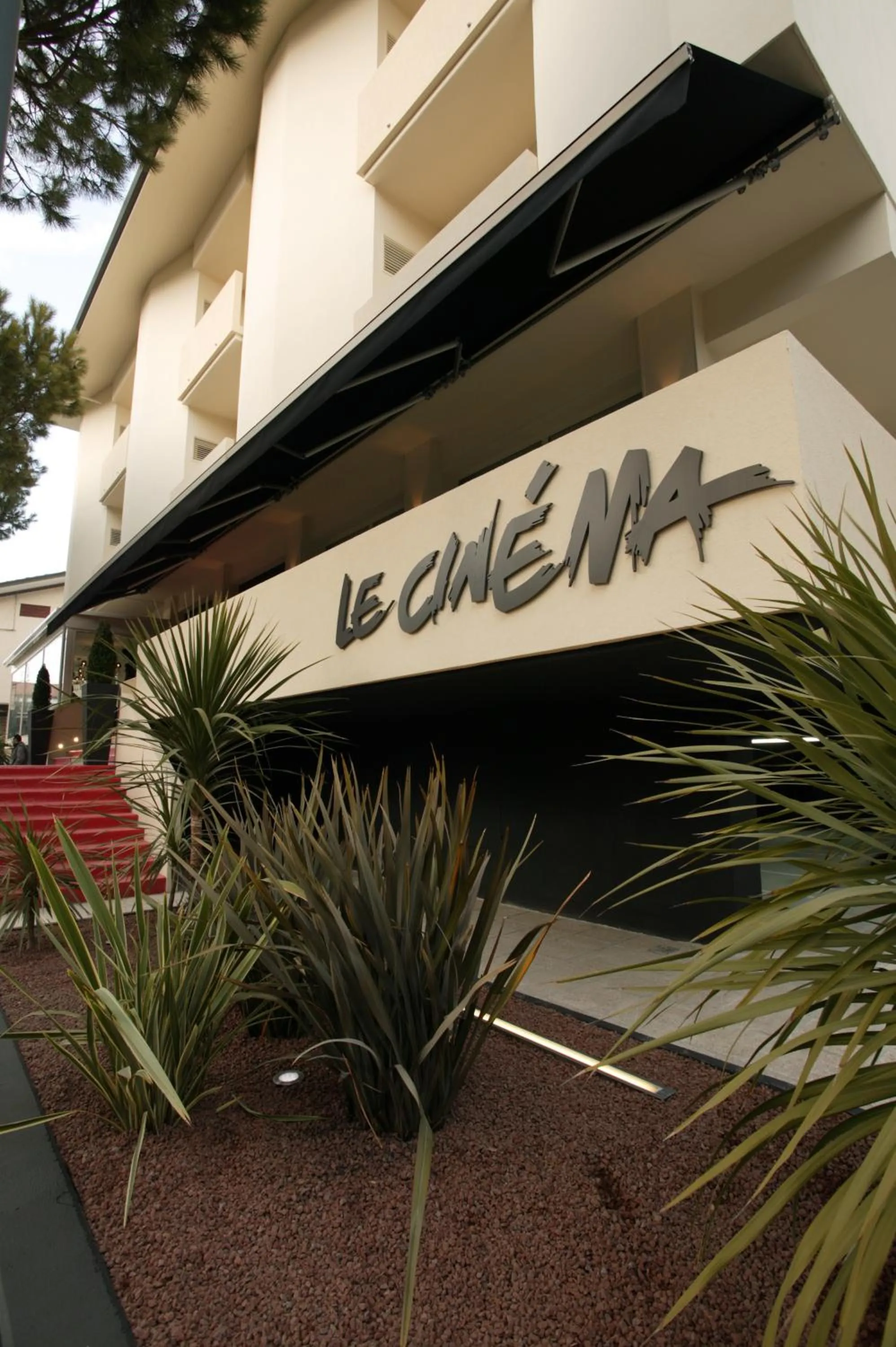 Facade/entrance in Hotel Le Cinéma