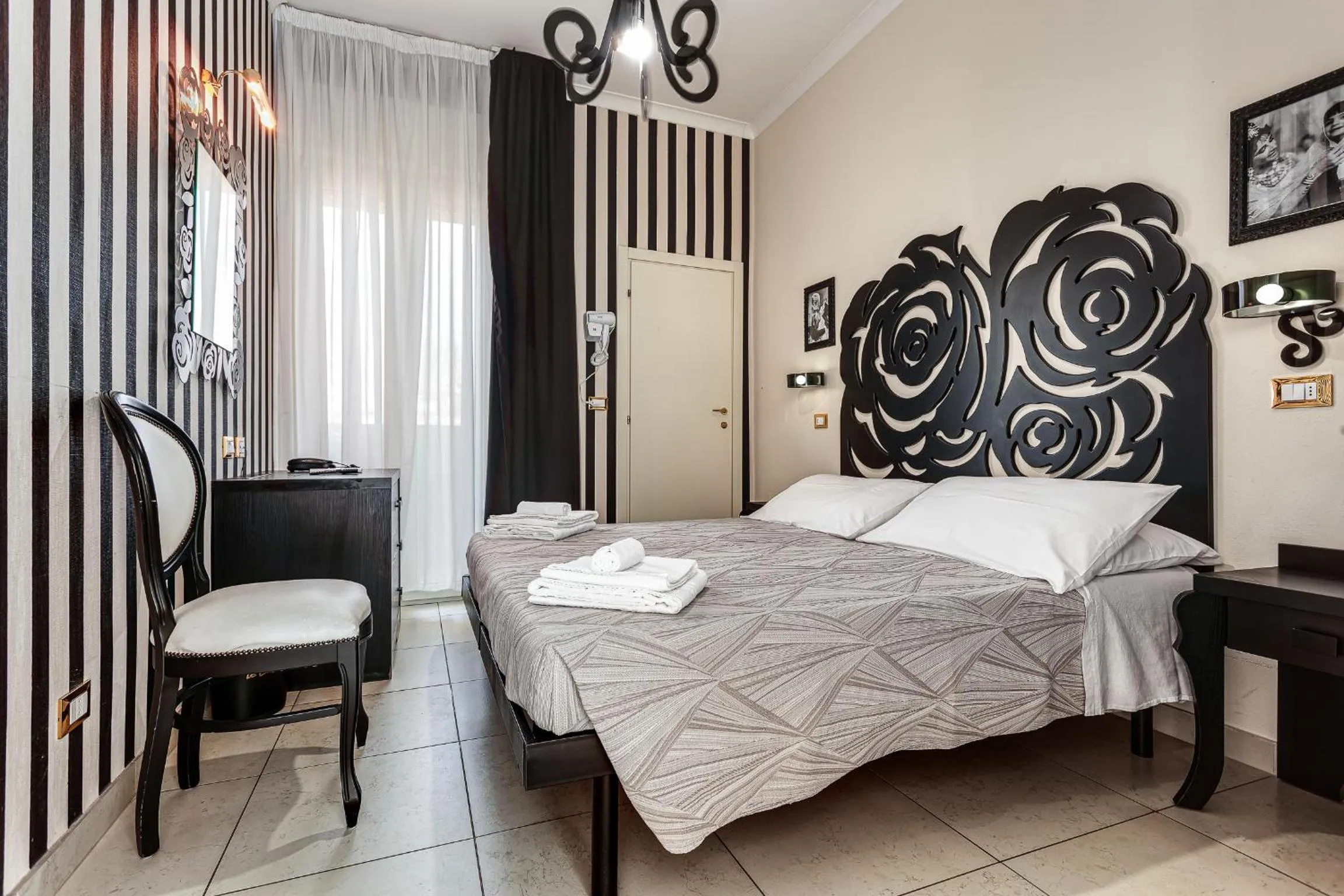 Photo of the whole room in Hotel Le Cinéma