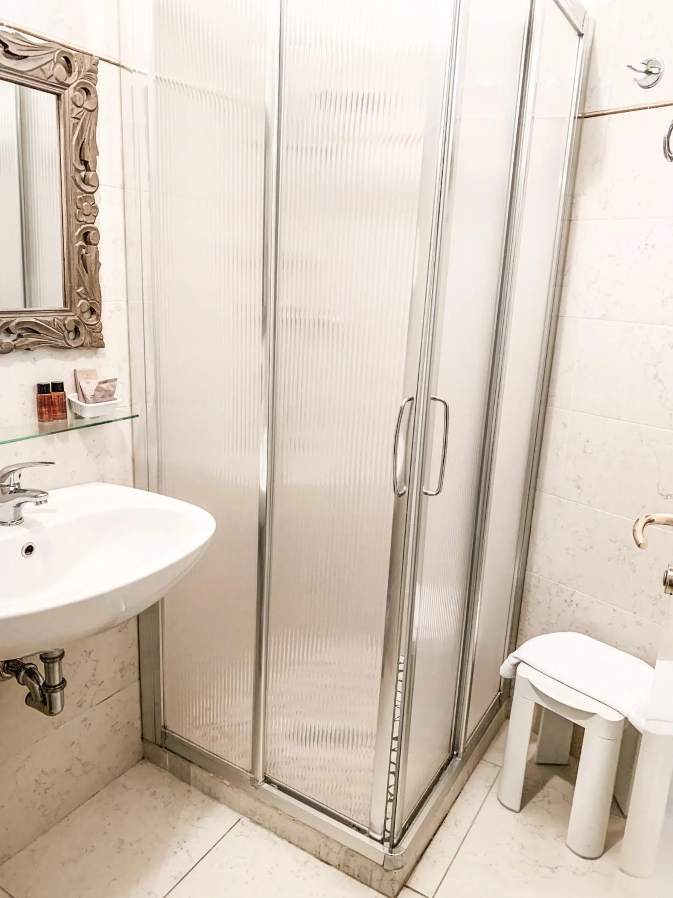 Shower in Hotel Le Cinéma