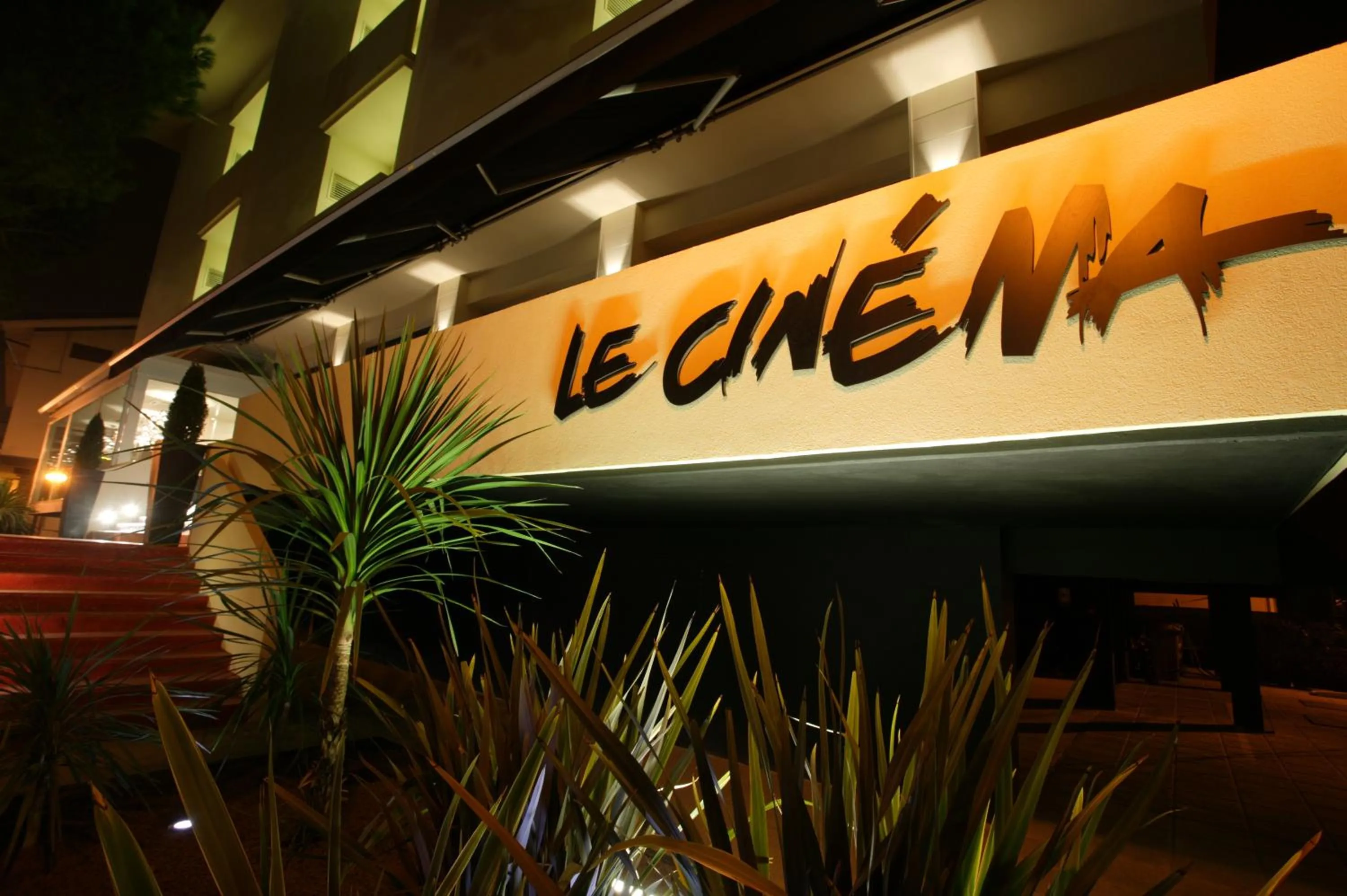 Facade/entrance in Hotel Le Cinéma