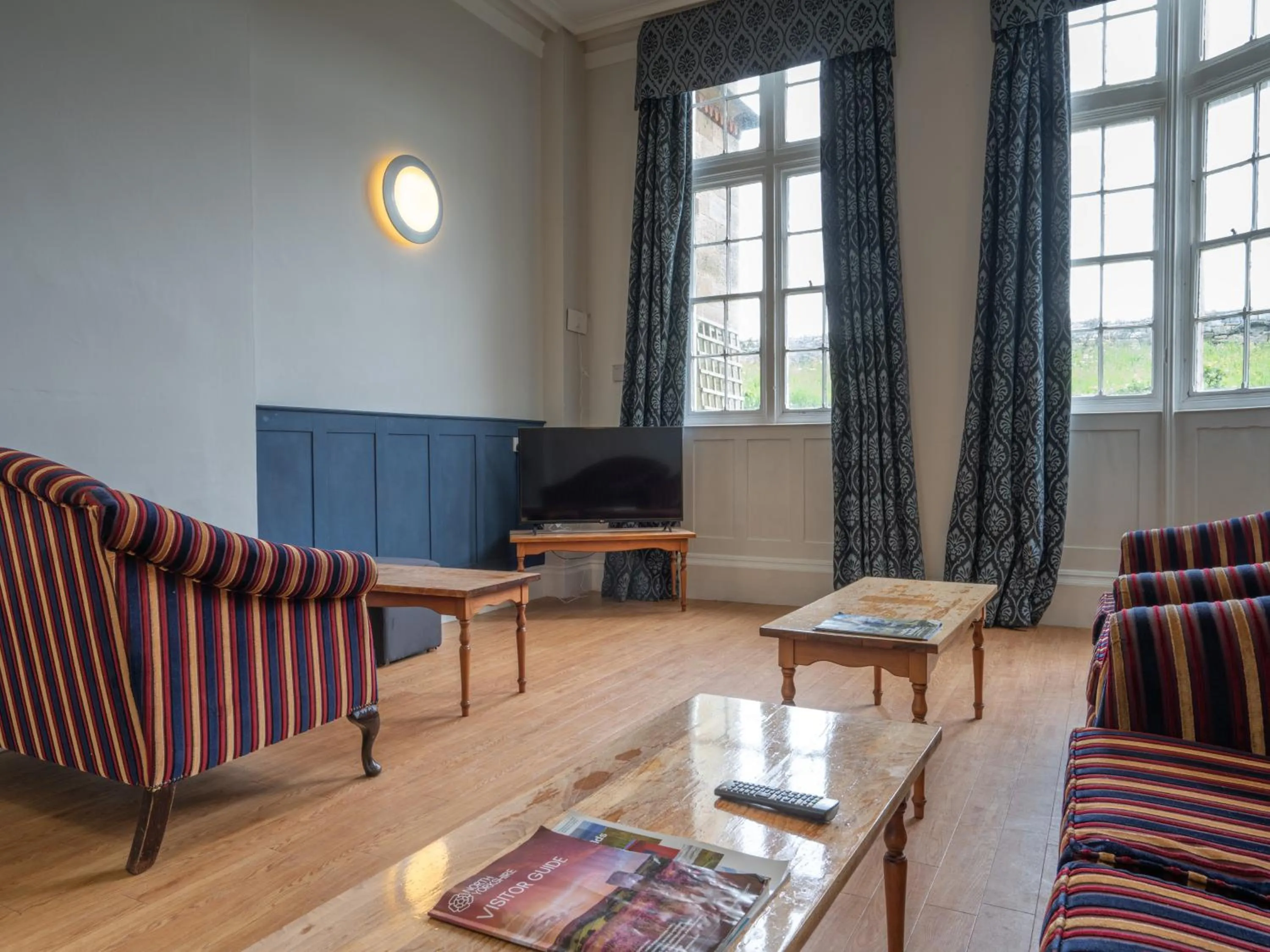 Communal lounge/ TV room in YHA Whitby