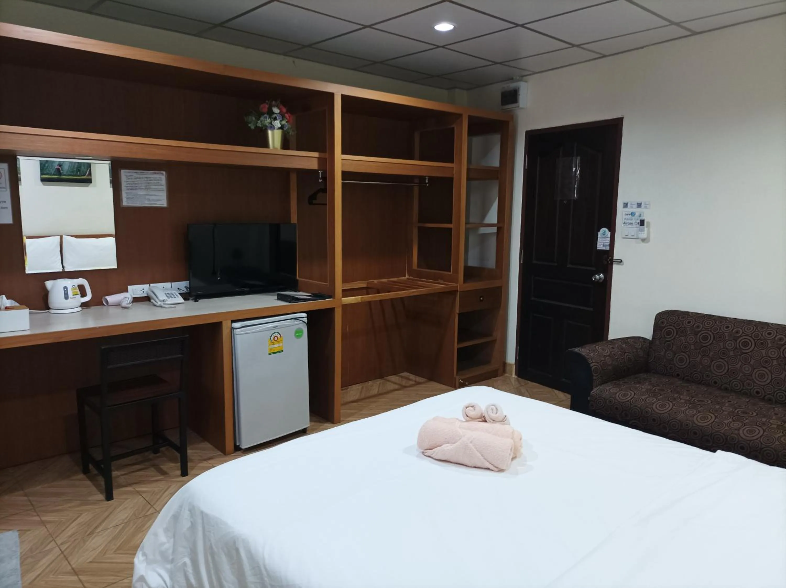 Bed in Double D Rooms & Cafe