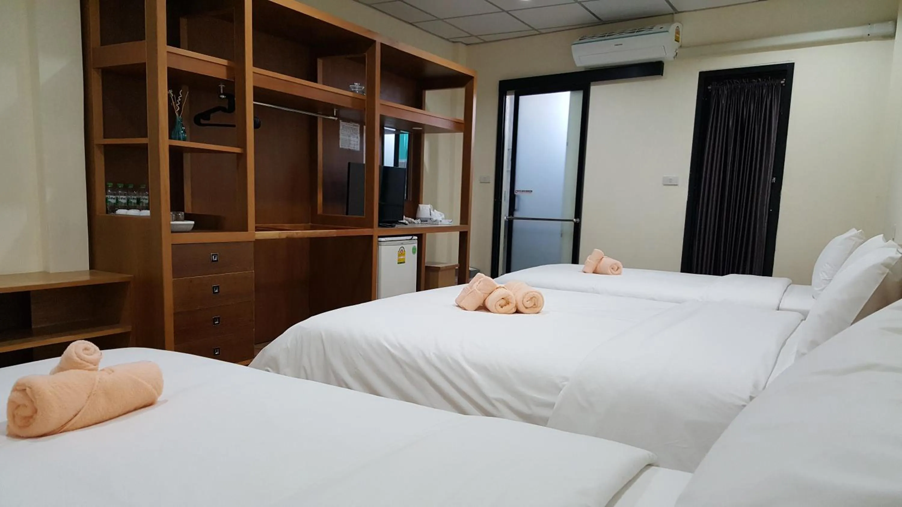 Bed in Double D Rooms & Cafe