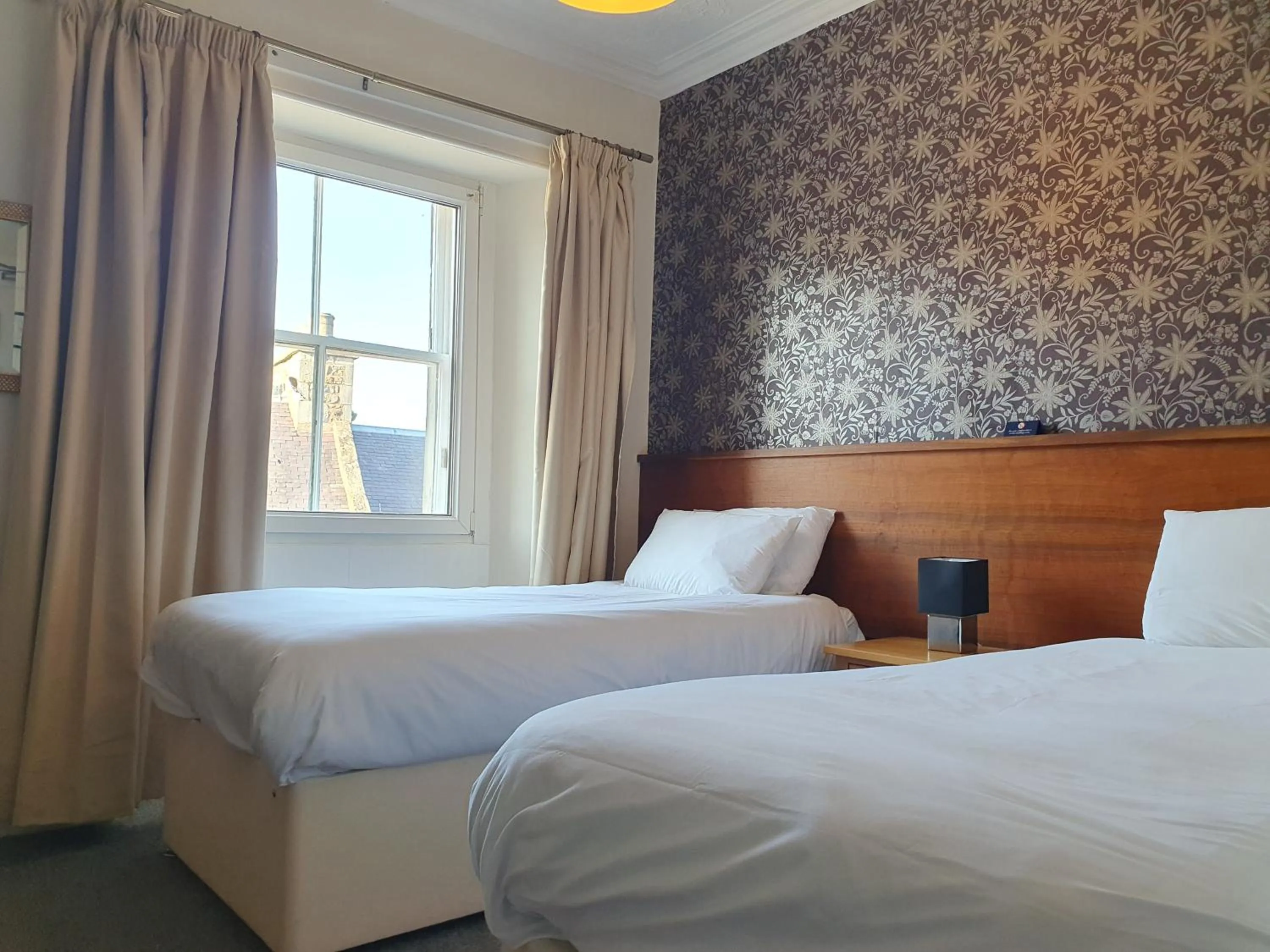 Shower, Bed in The Royal Hotel