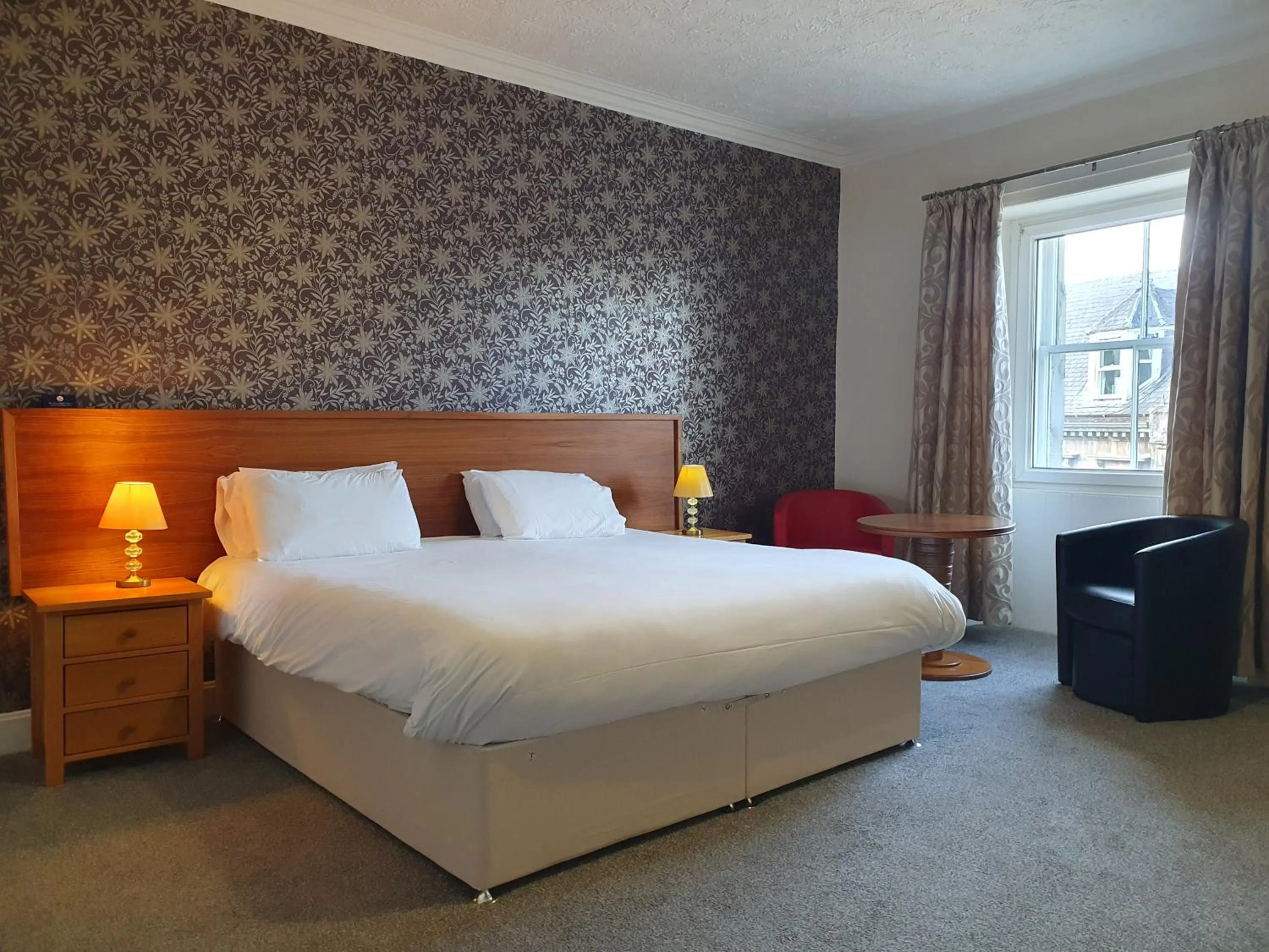 Shower, Bed in The Royal Hotel