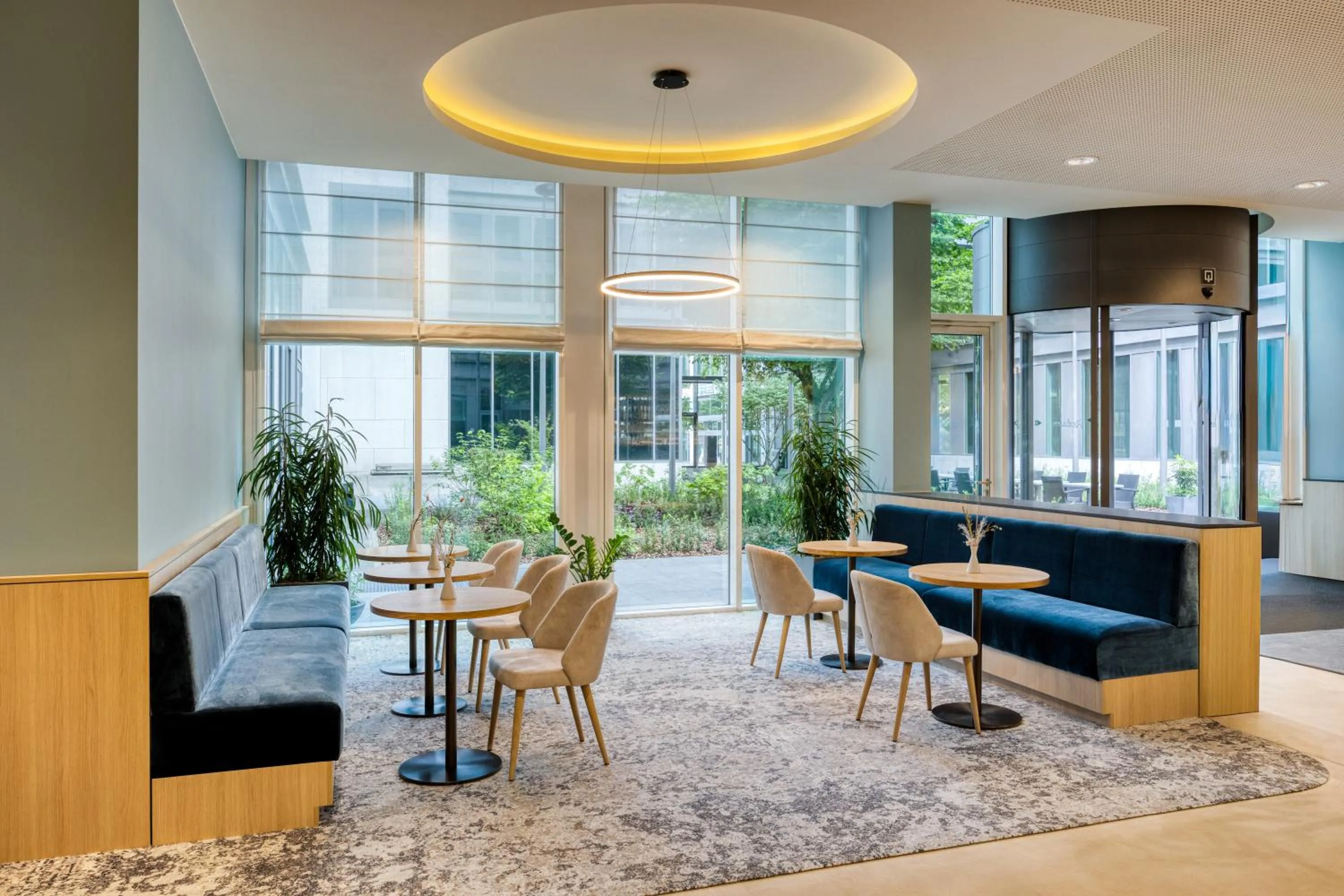 Lounge or bar in Radisson Hotel Brussels Centre Midi