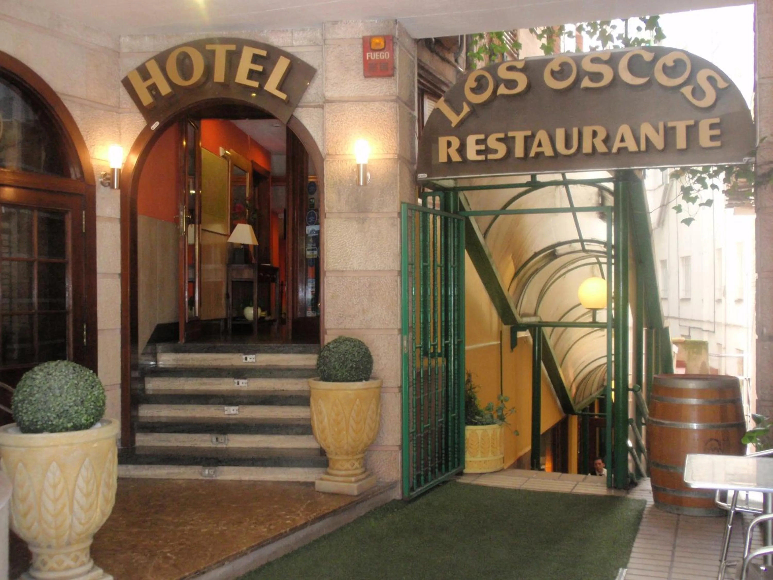 Facade/entrance in Favila Oviedo