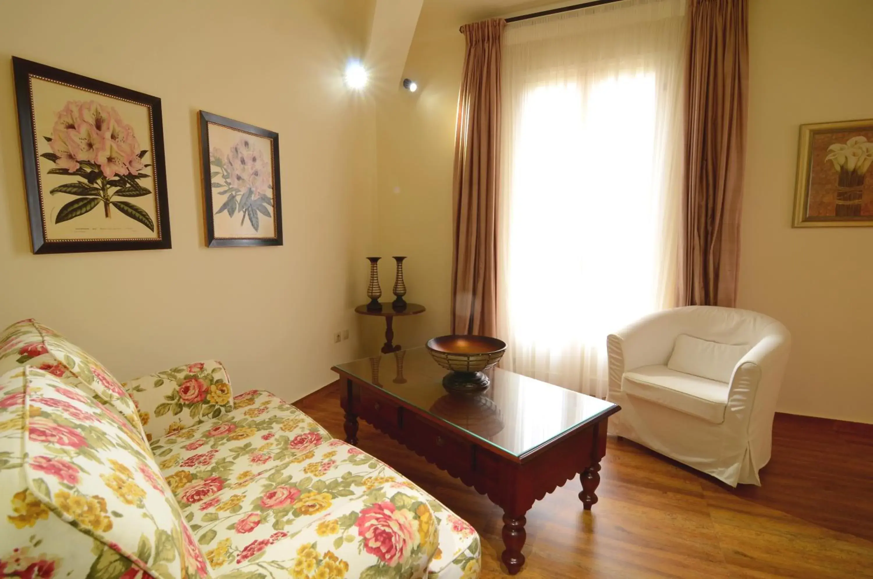 Deluxe Suite in Korina Gallery Hotel Deluxe Suite in Korina Gallery Hotel