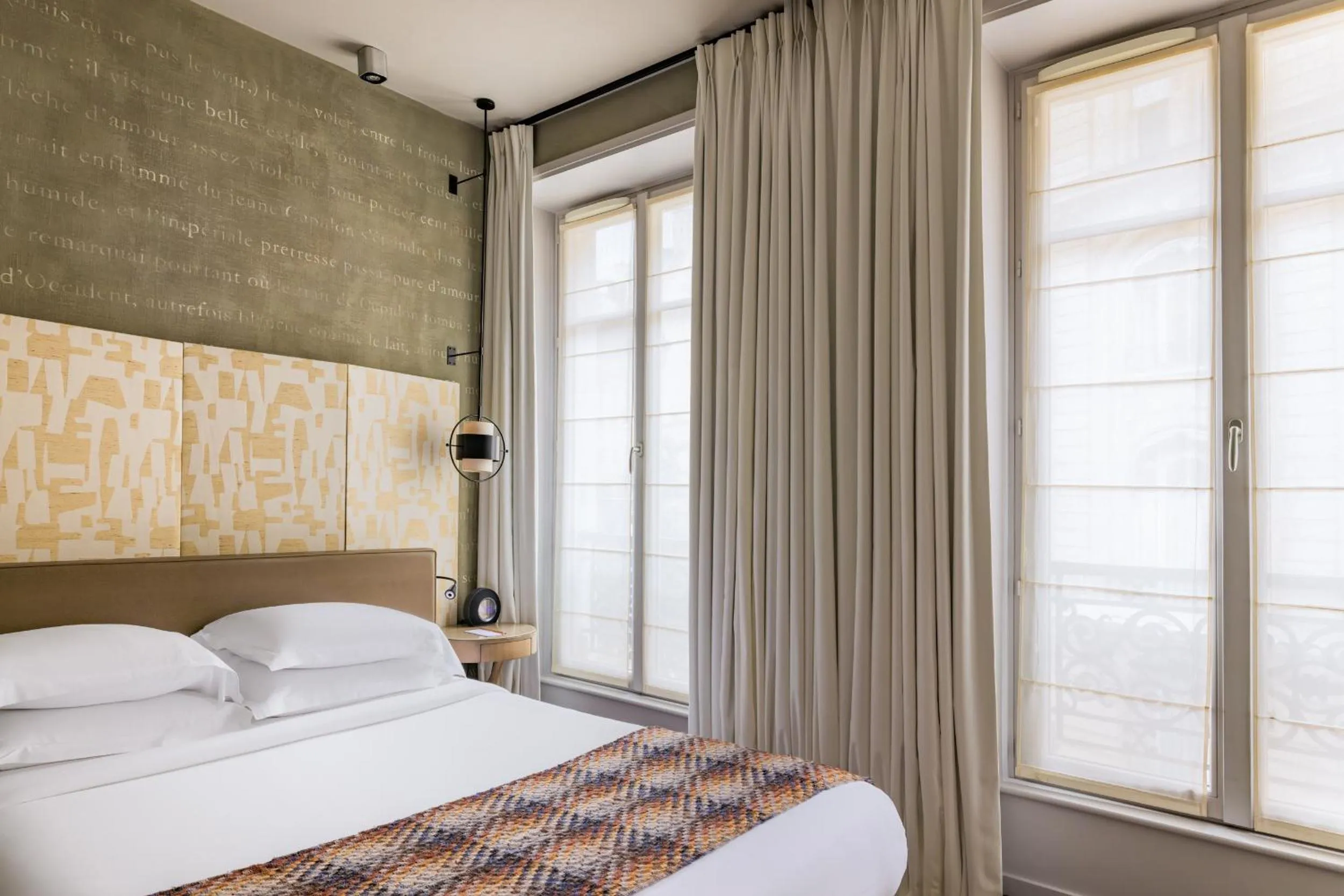 Photo of the whole room, Bed in Le Pavillon des Lettres