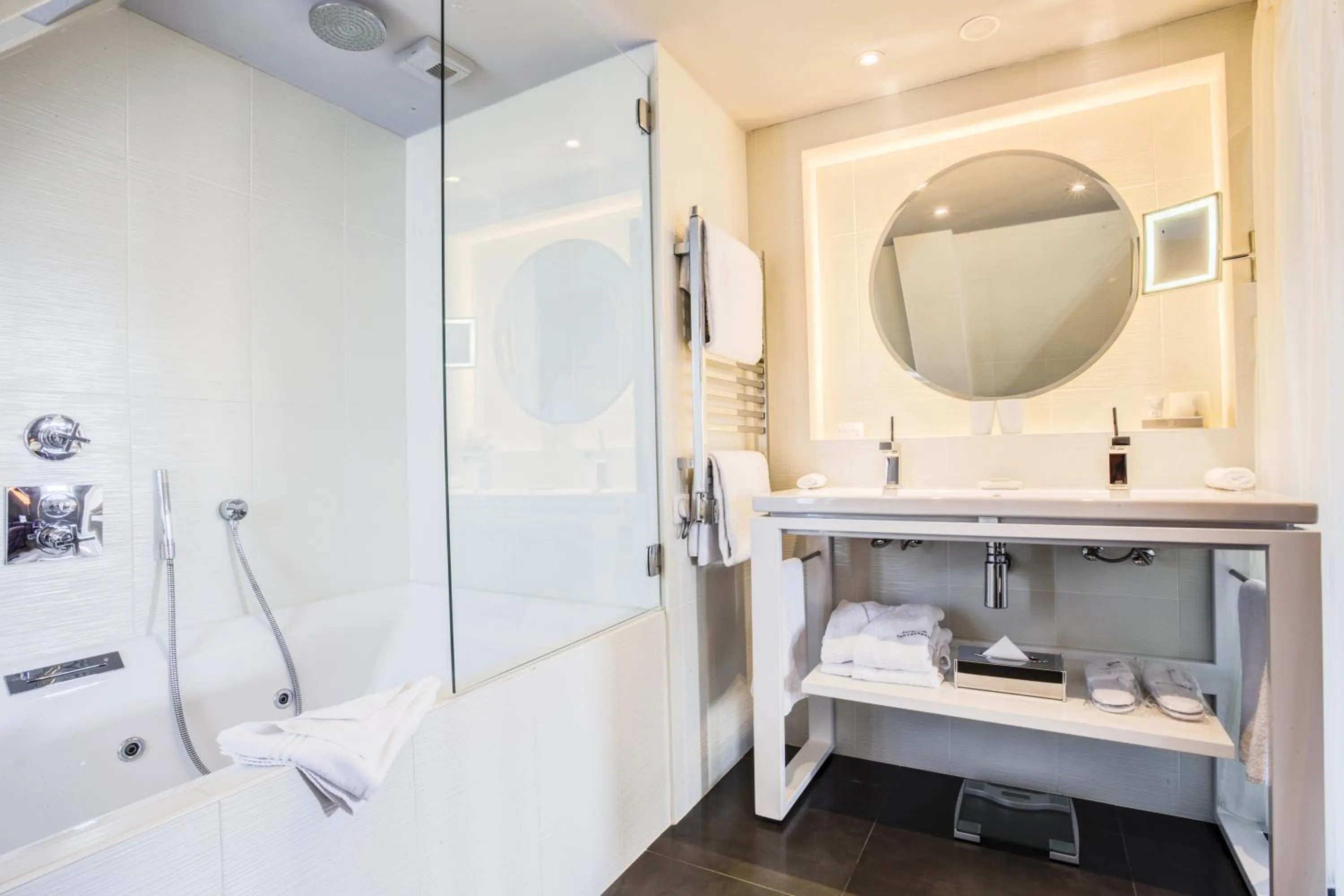 Bathroom in Le Pavillon des Lettres