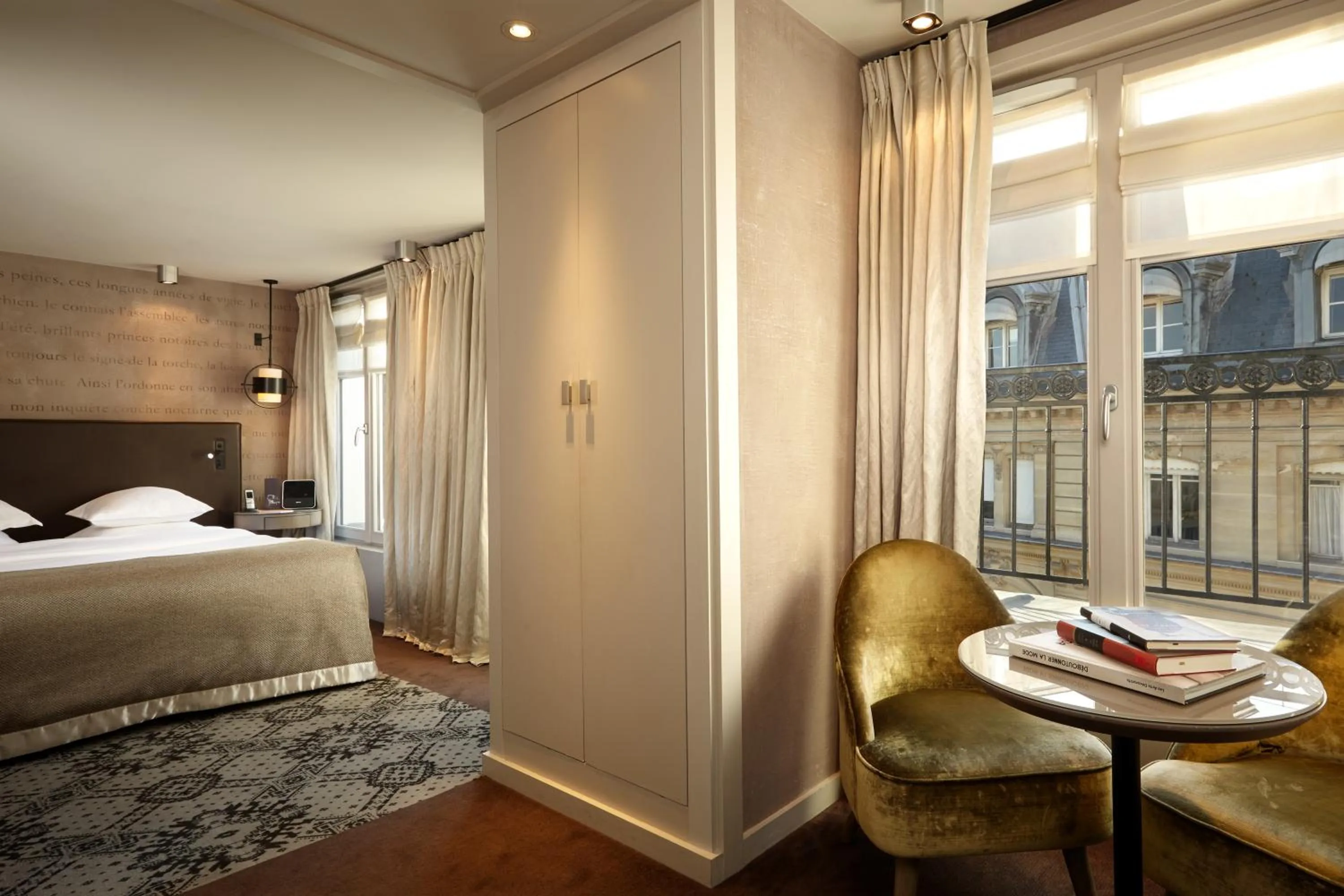 Photo of the whole room, Bed in Le Pavillon des Lettres