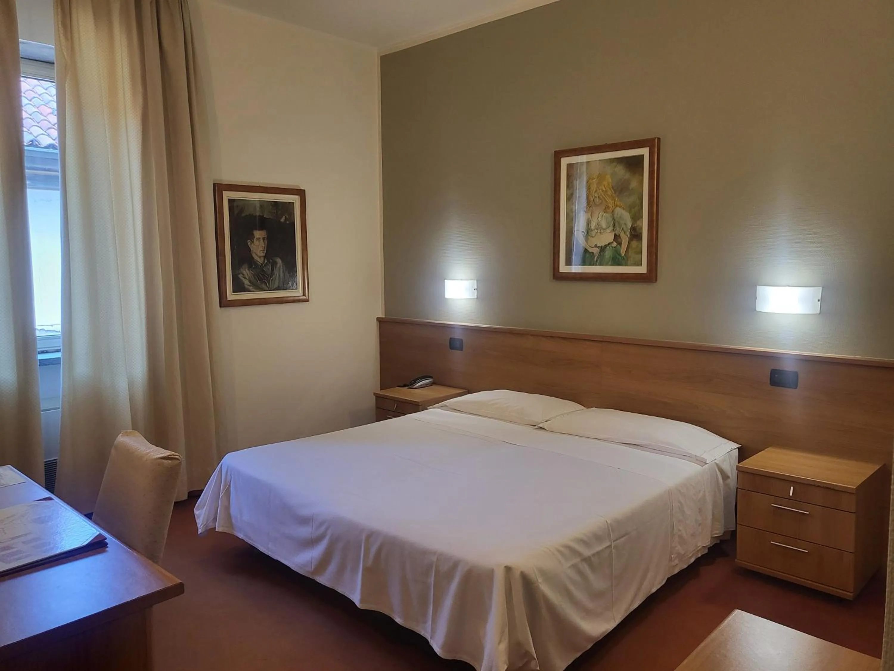 Bedroom, Bed in Hotel Lux