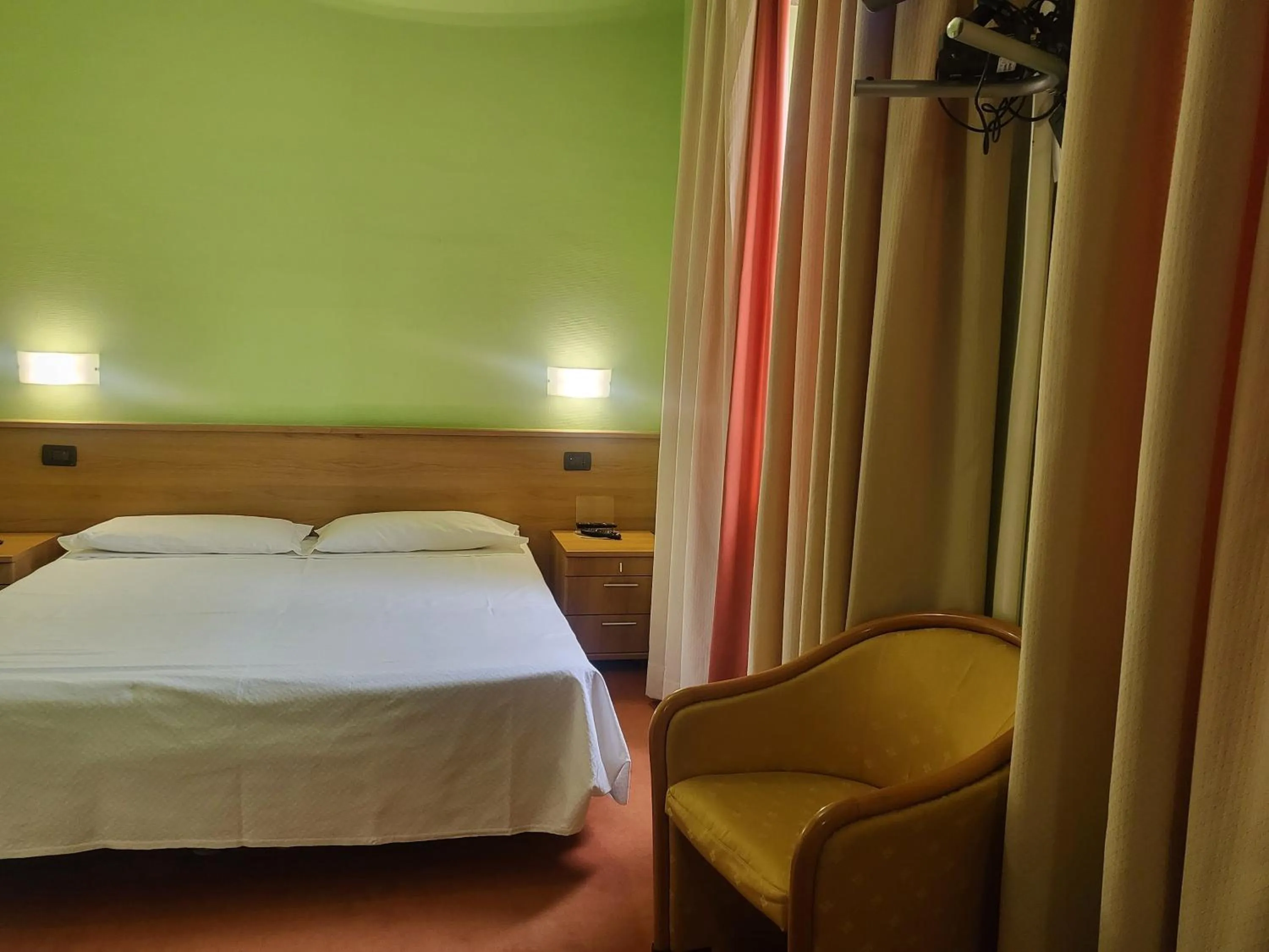 Bedroom, Bed in Hotel Lux