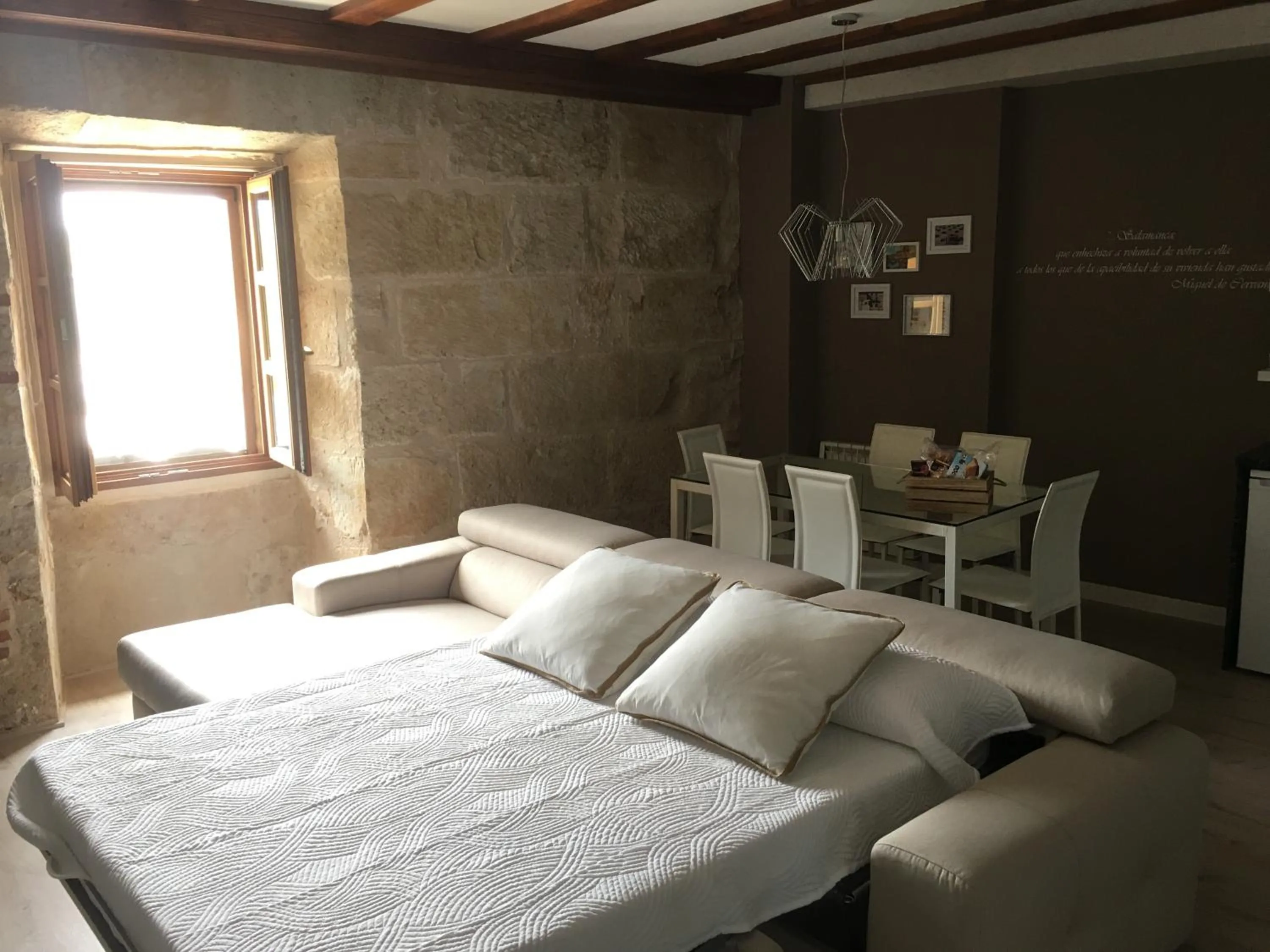 Living room, Bed in Apartamento Ribera Del Puente
