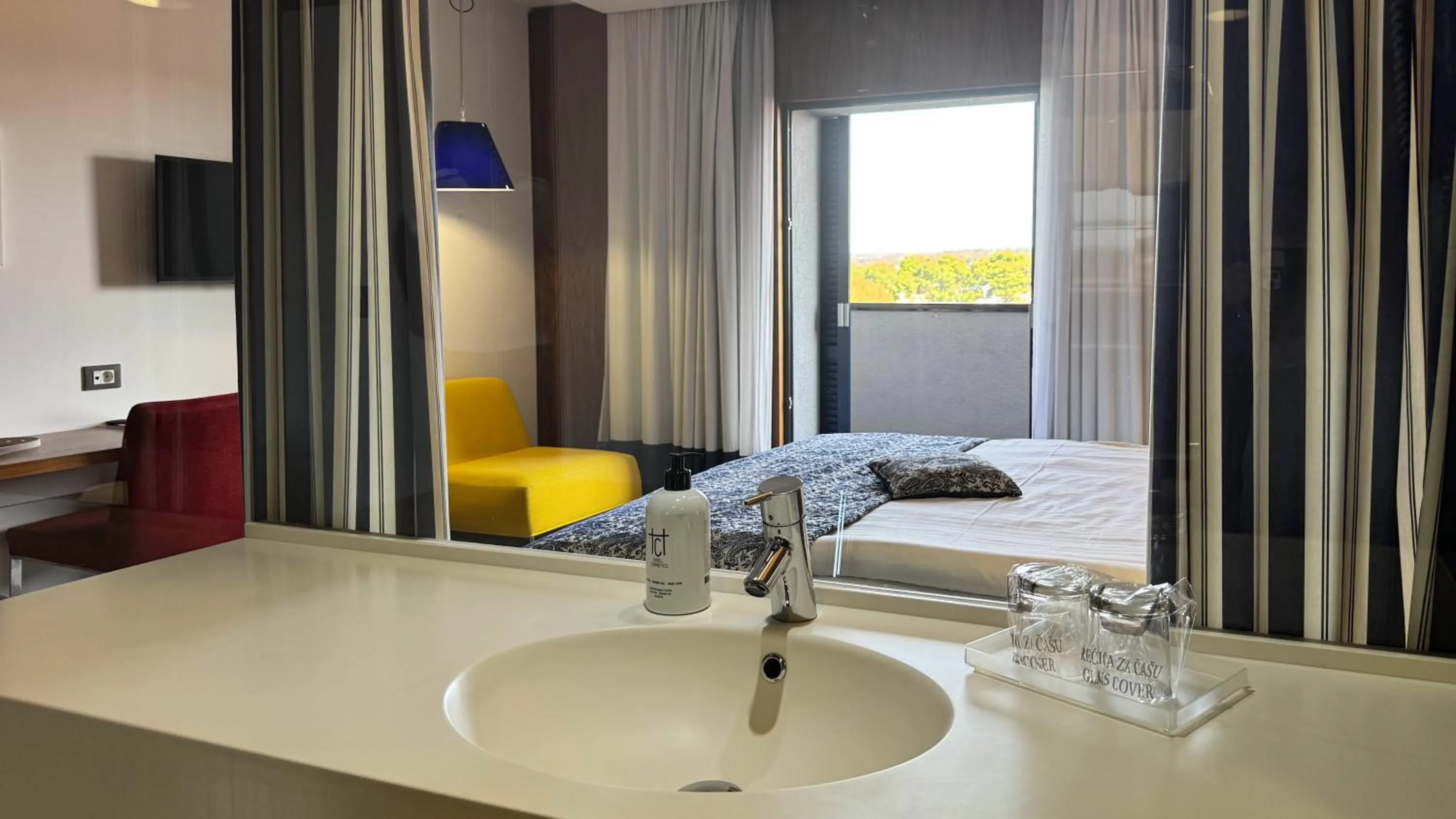 Bathroom, Bed in Hotel IN