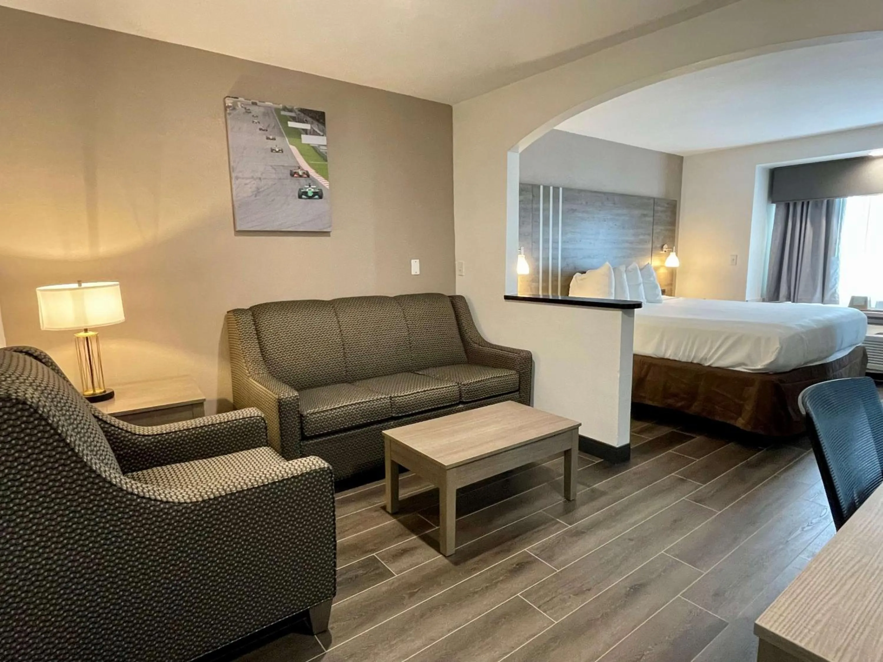 Photo of the whole room, Bed in Best Western Roanoke Inn & Suites