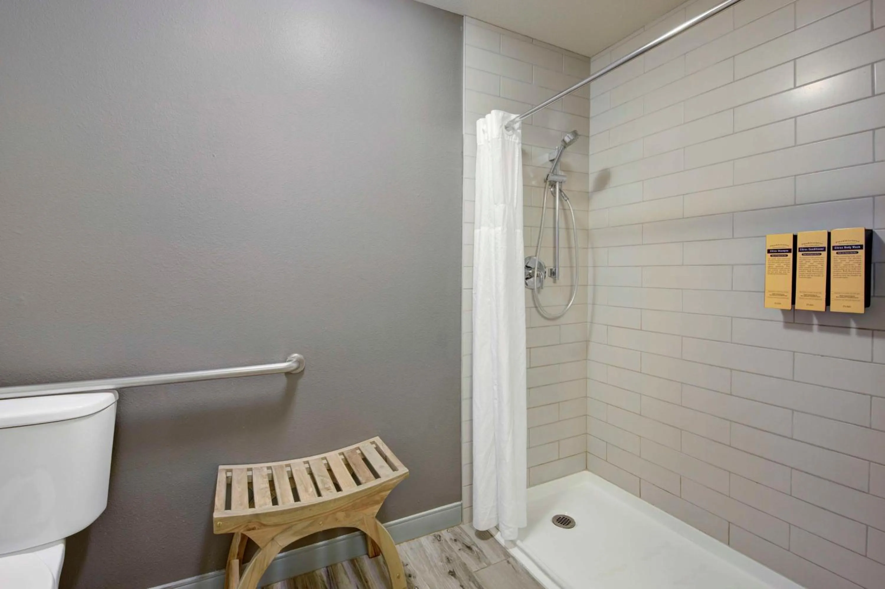 Bathroom in Best Western PLUS Peppertree Airport Inn