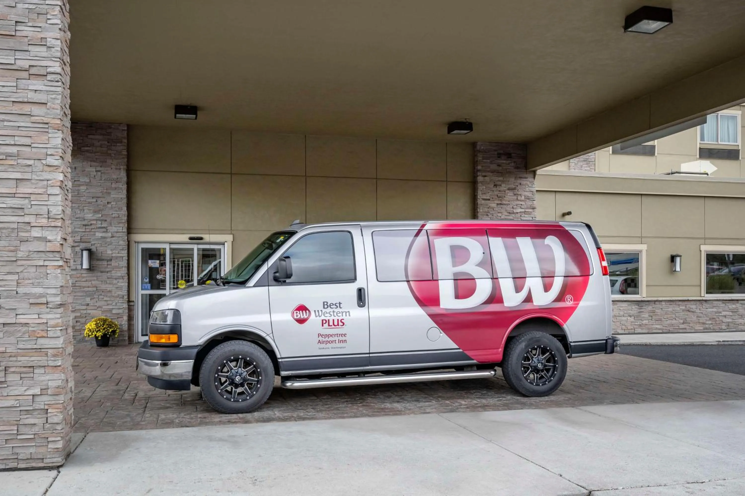 Property building in Best Western PLUS Peppertree Airport Inn