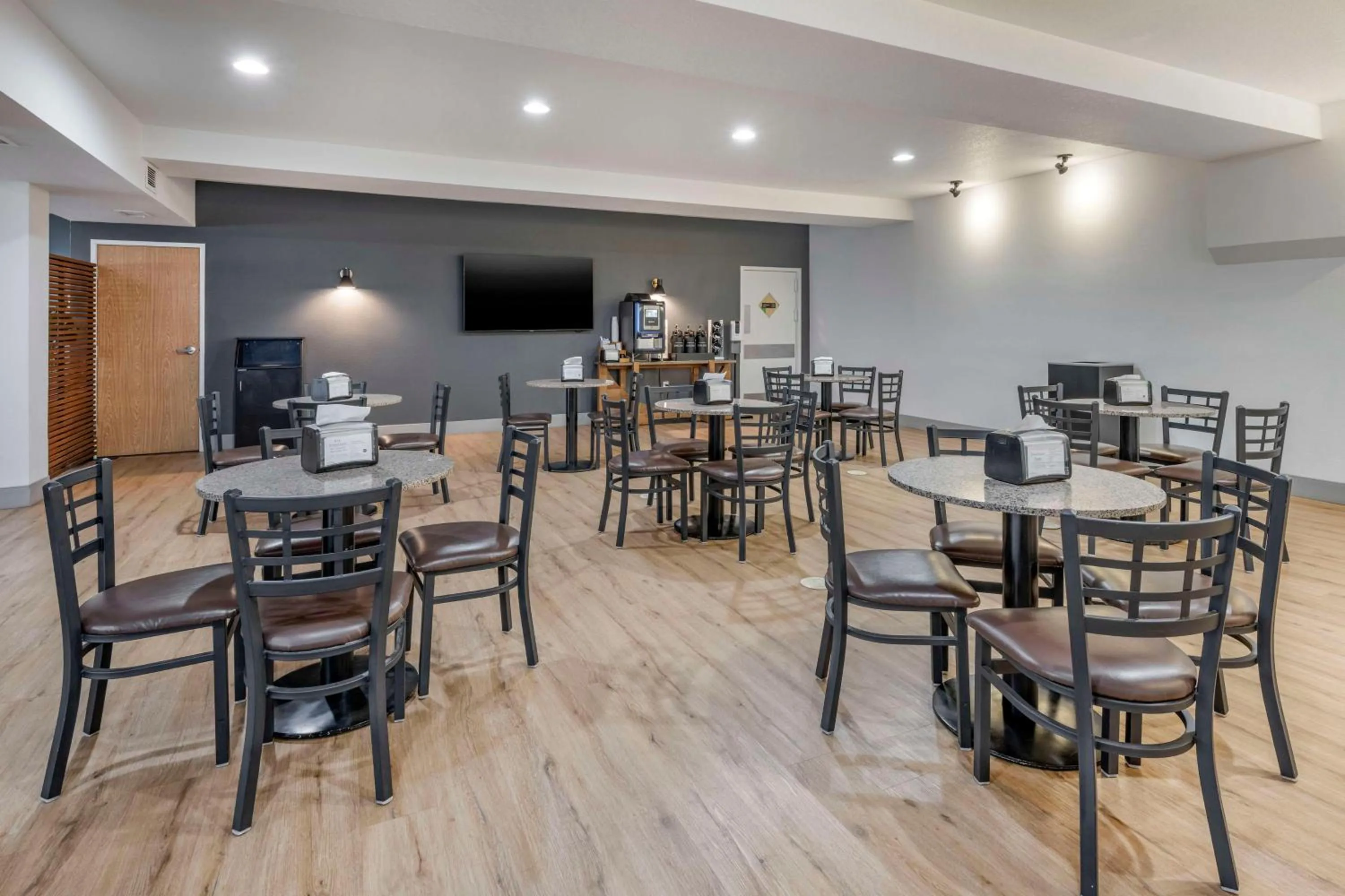 Breakfast in Best Western PLUS Peppertree Airport Inn