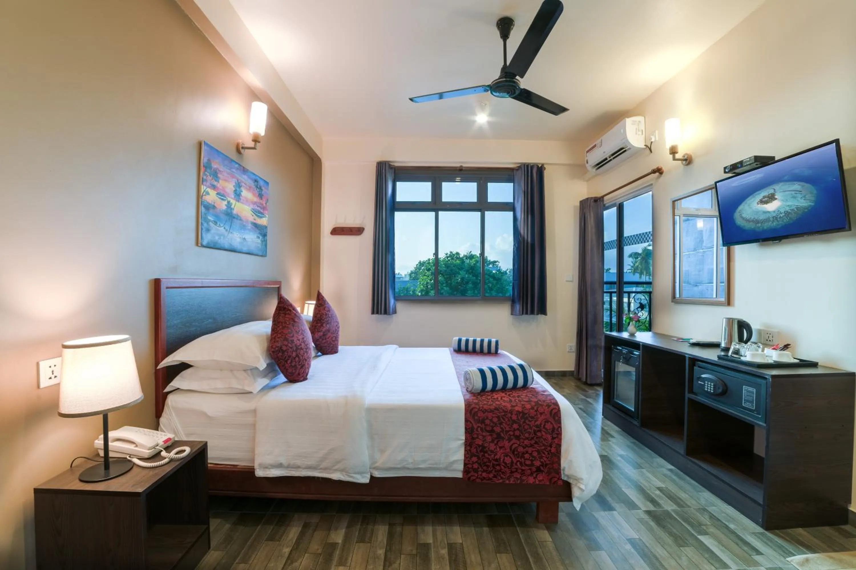 Photo of the whole room, Bed in Paguro Beach Inn