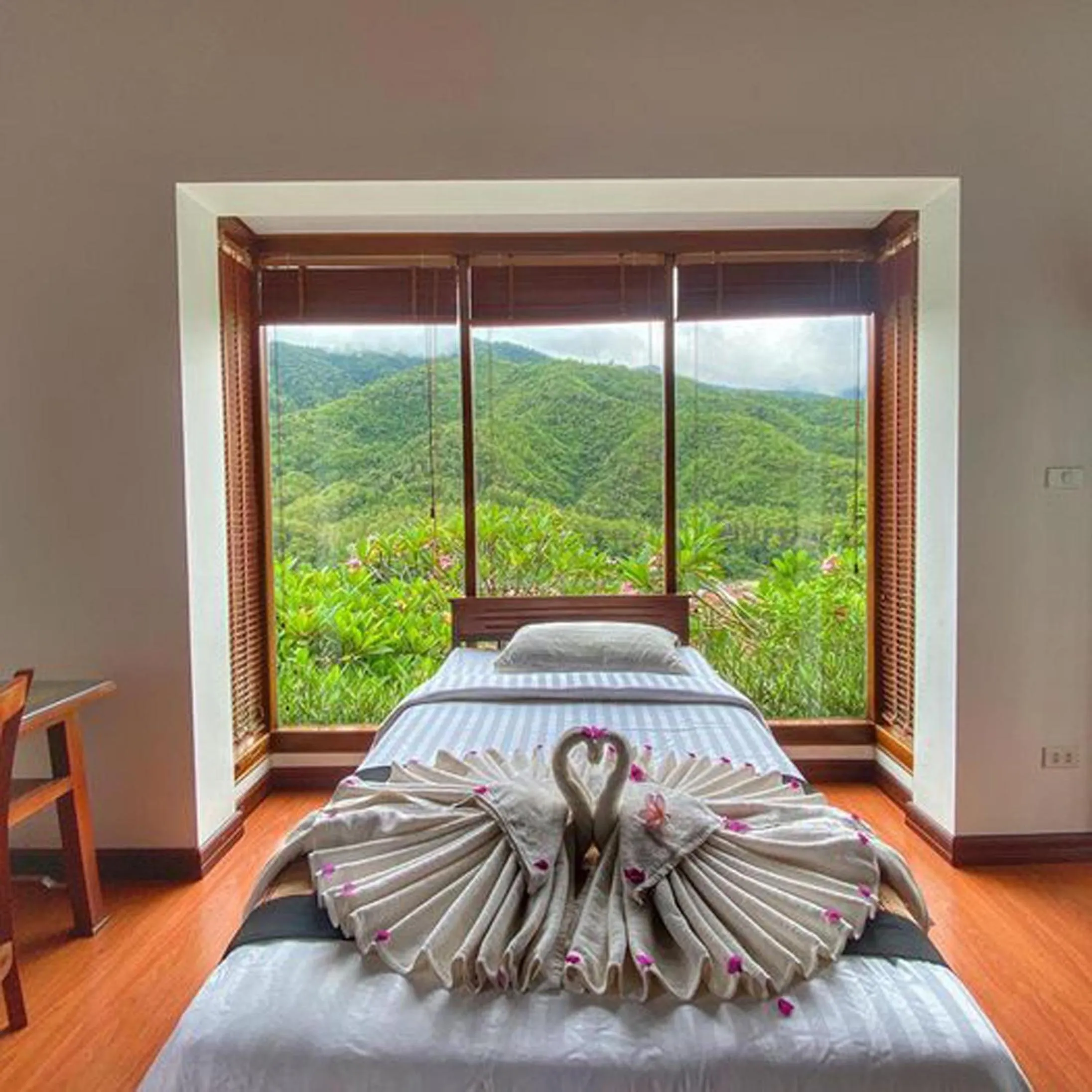 Mountain view, Bed in Le Grand Pakbeng