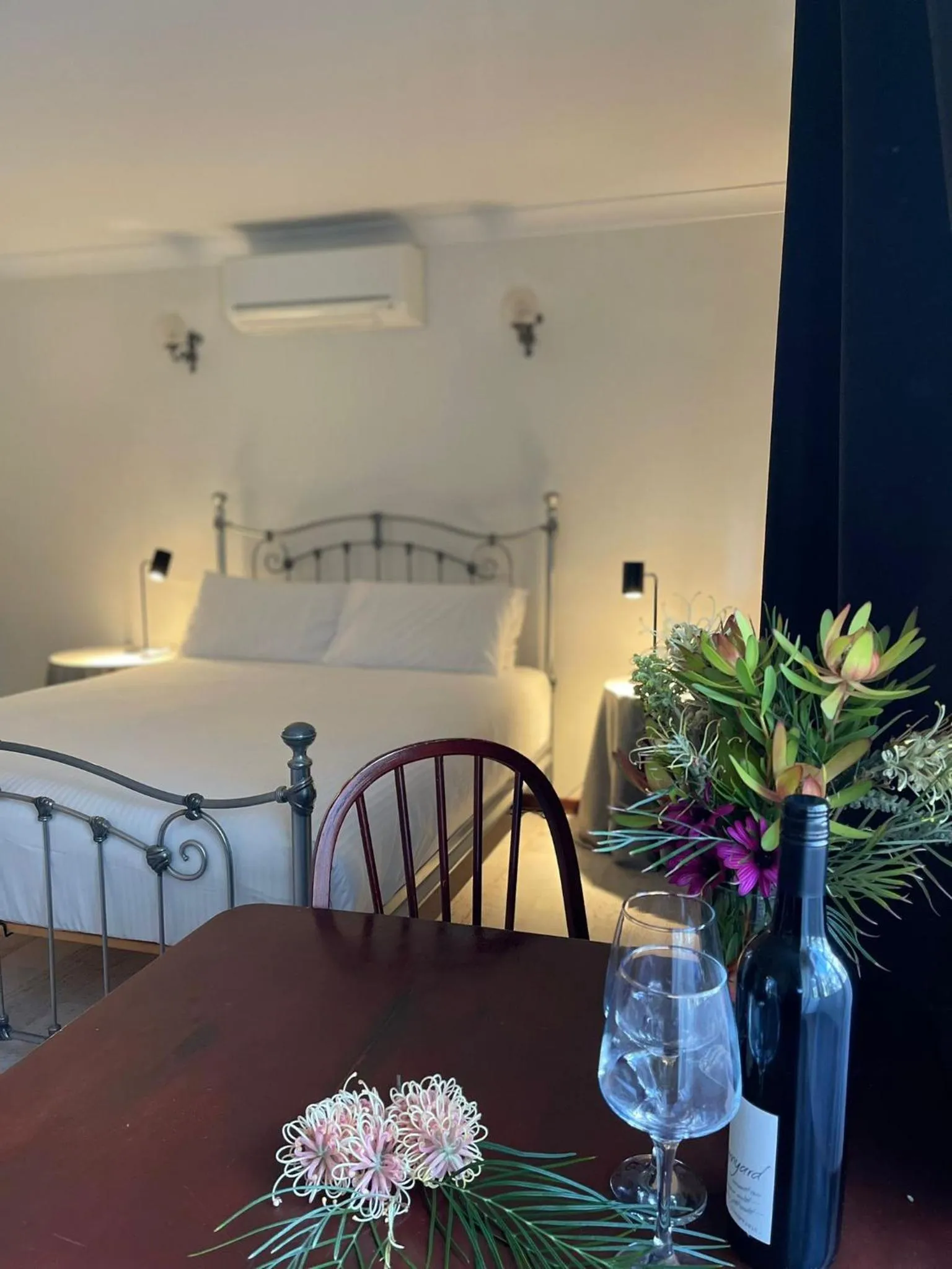 Bedroom, Bed in Sienna Lodge