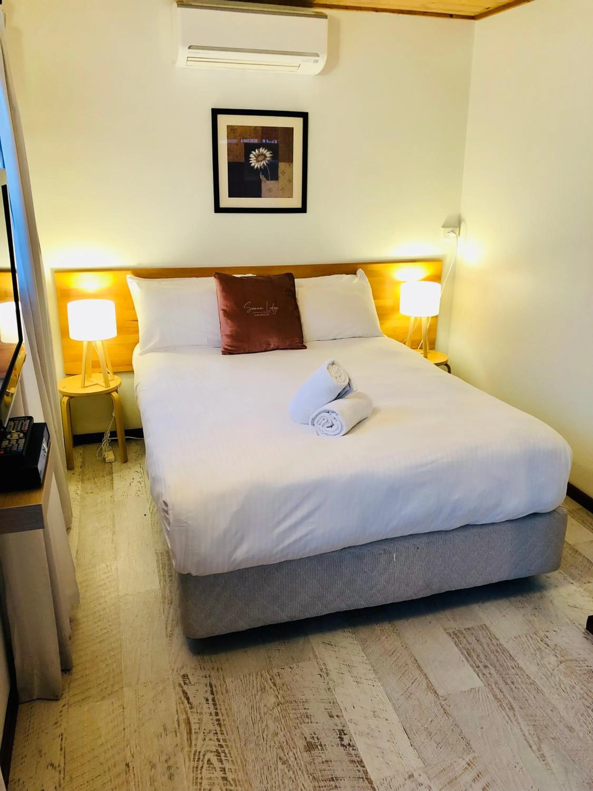 Bedroom, Bed in Sienna Lodge