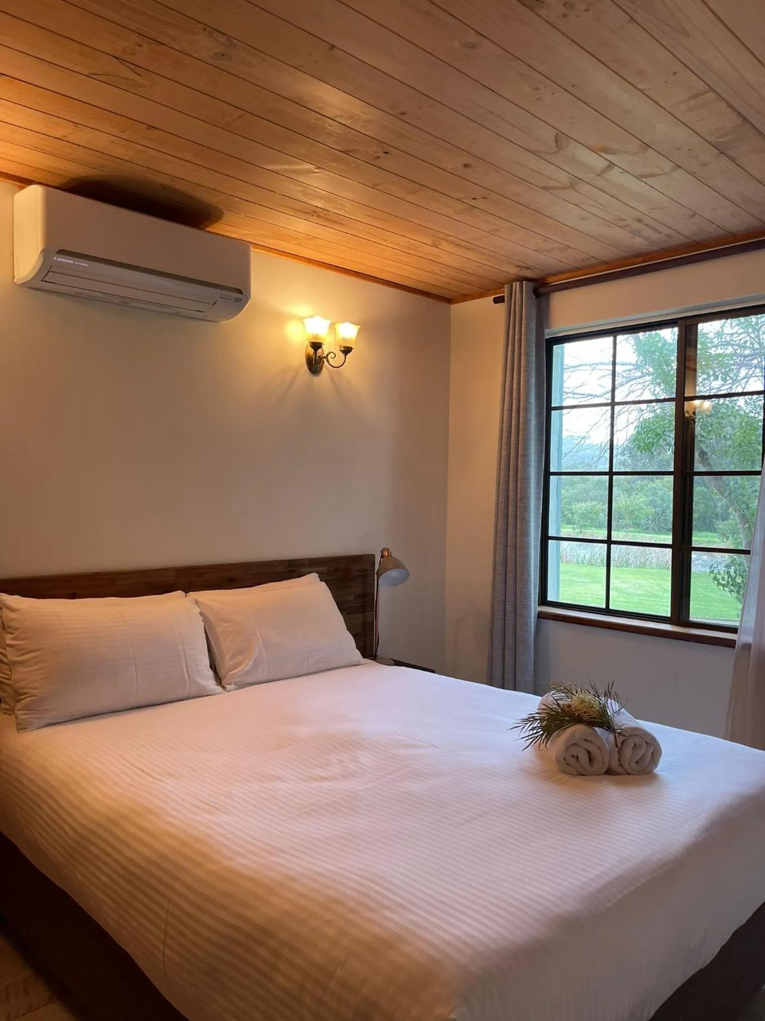 Bedroom, Bed in Sienna Lodge