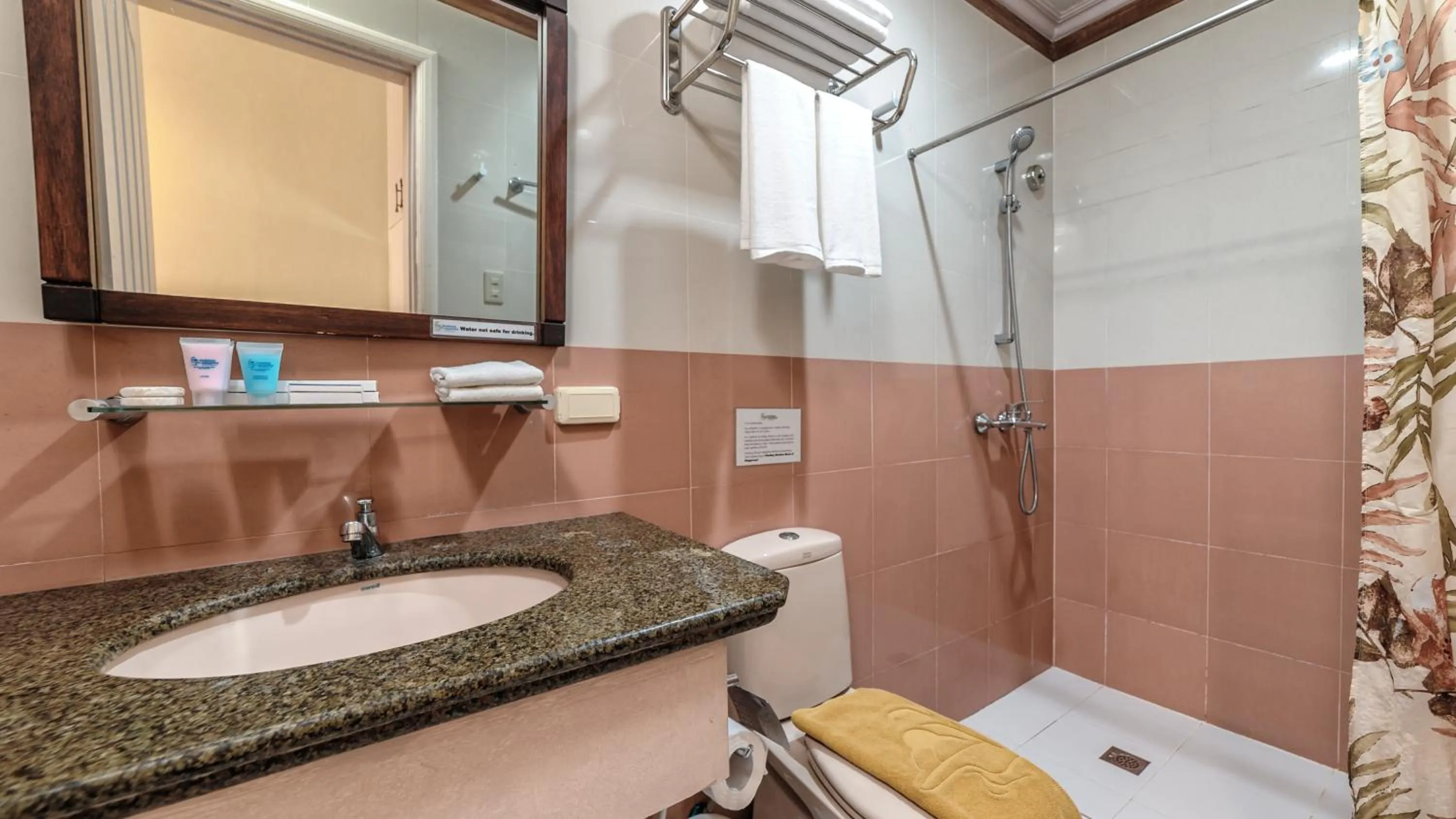 Shower in Flushing Meadows Resorts & Playground