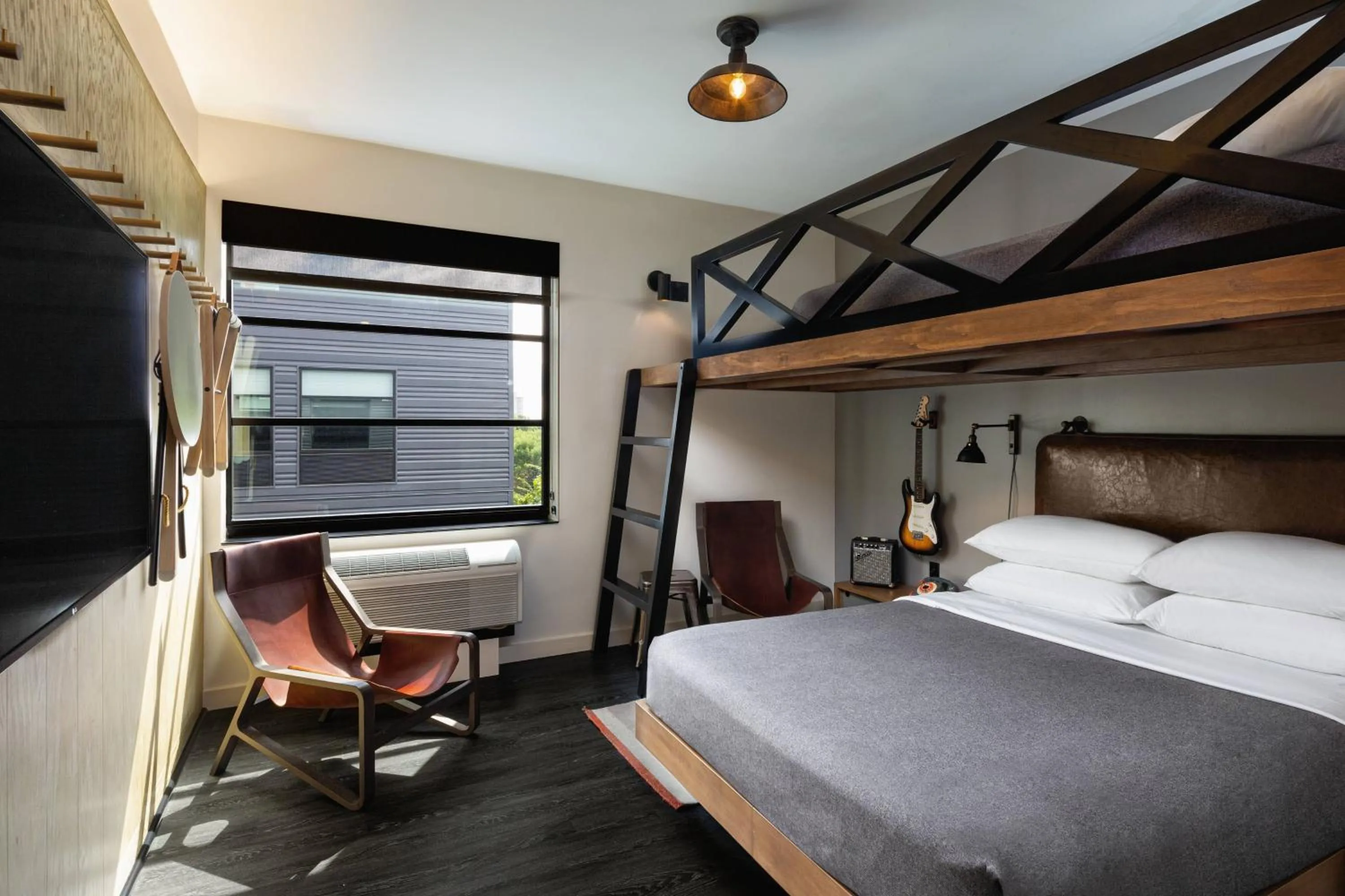 Photo of the whole room, Bed in MOXY Minneapolis Uptown