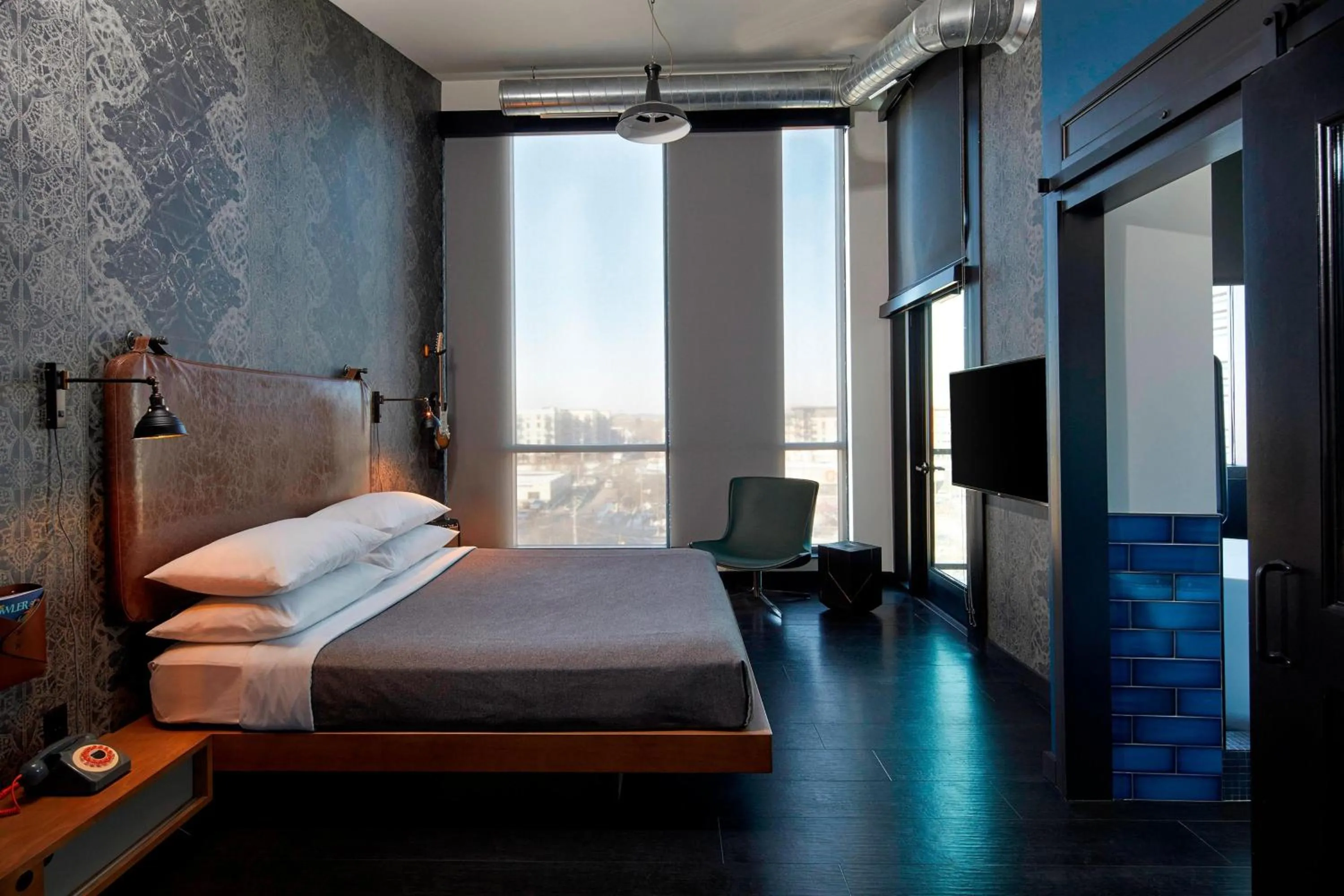 Bedroom, Bed in MOXY Minneapolis Uptown