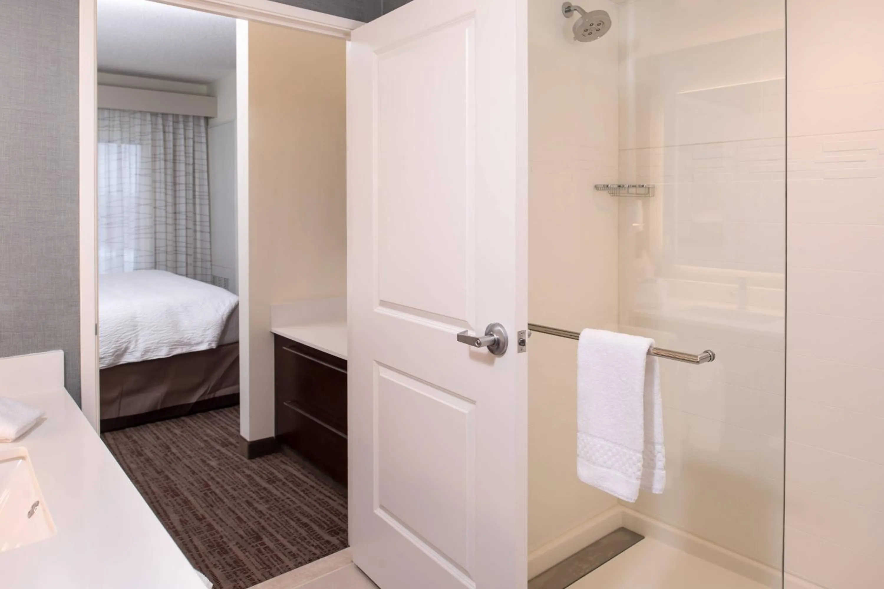 Bathroom, Bed in Residence Inn by Marriott St. Louis Westport