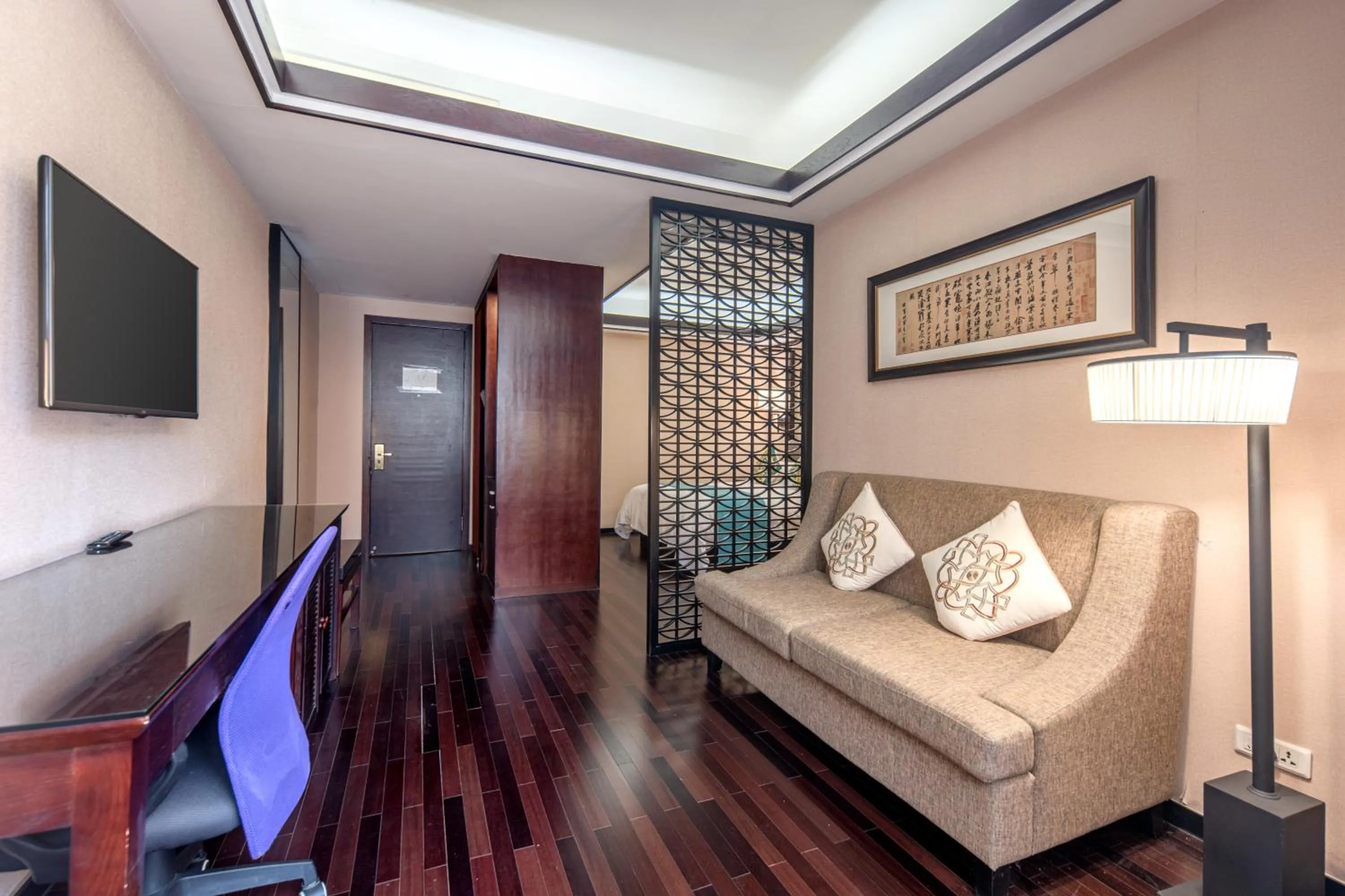 Photo of the whole room, Bed in SSAW Boutique Hotel Hangzhou West Lake Yilian