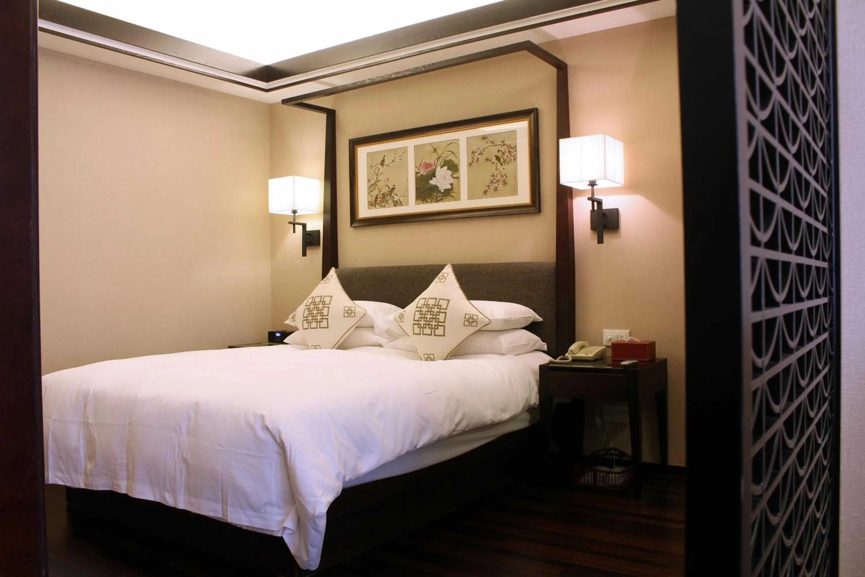 Photo of the whole room, Bed in SSAW Boutique Hotel Hangzhou West Lake Yilian