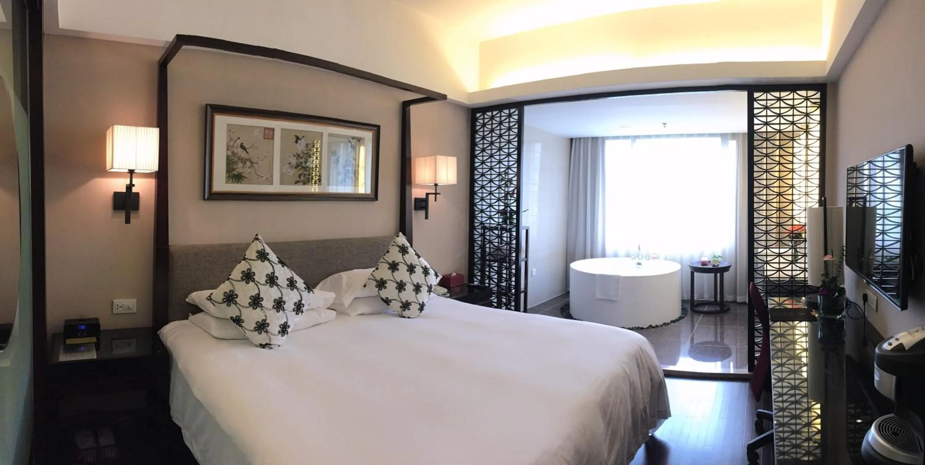 Photo of the whole room, Bed in SSAW Boutique Hotel Hangzhou West Lake Yilian