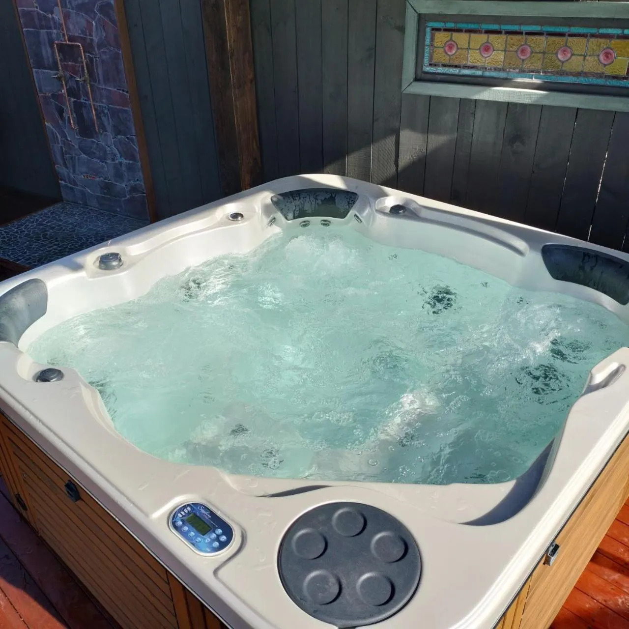 Hot Tub in Redwood Valley B & B